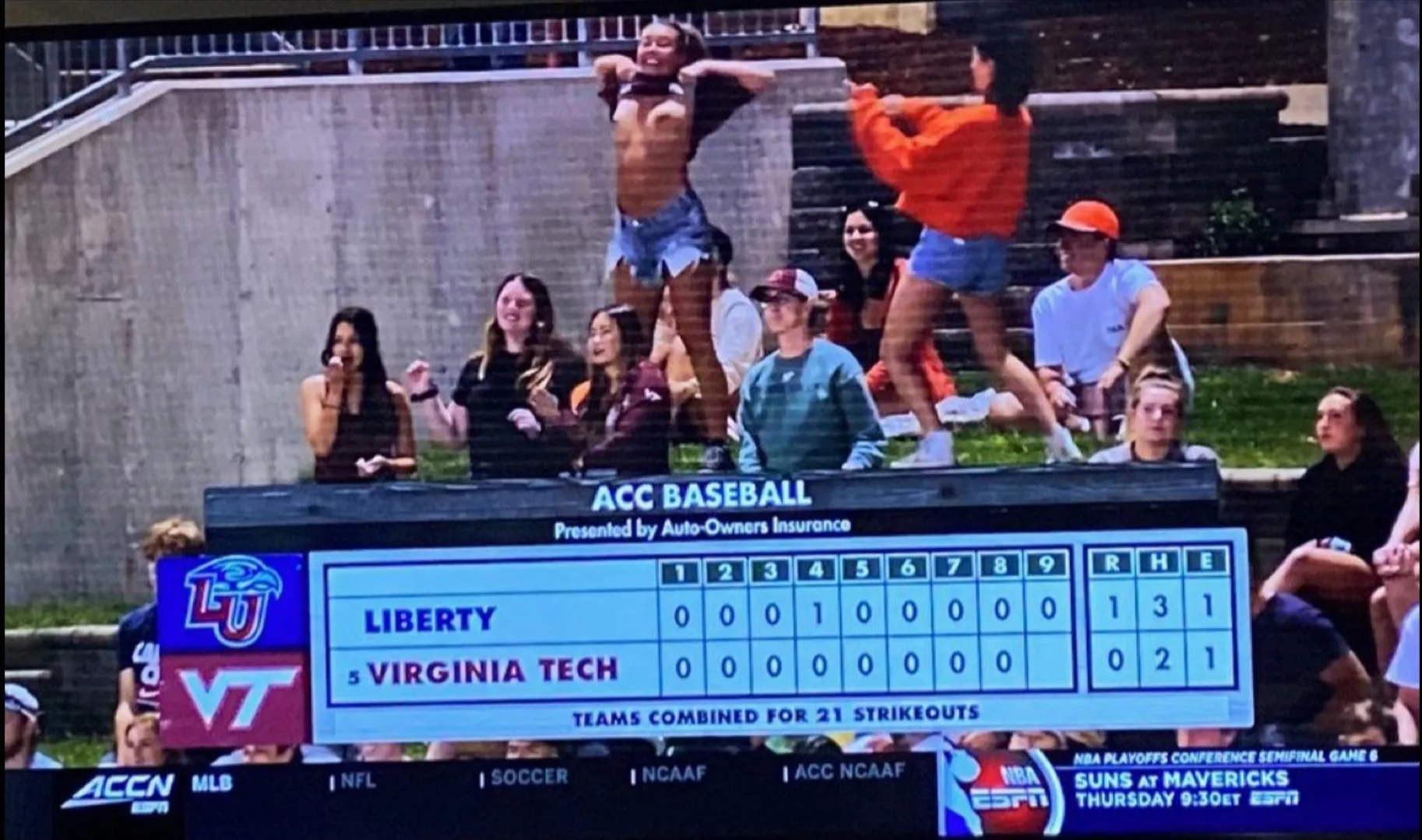 Va Tech student flashes the camera