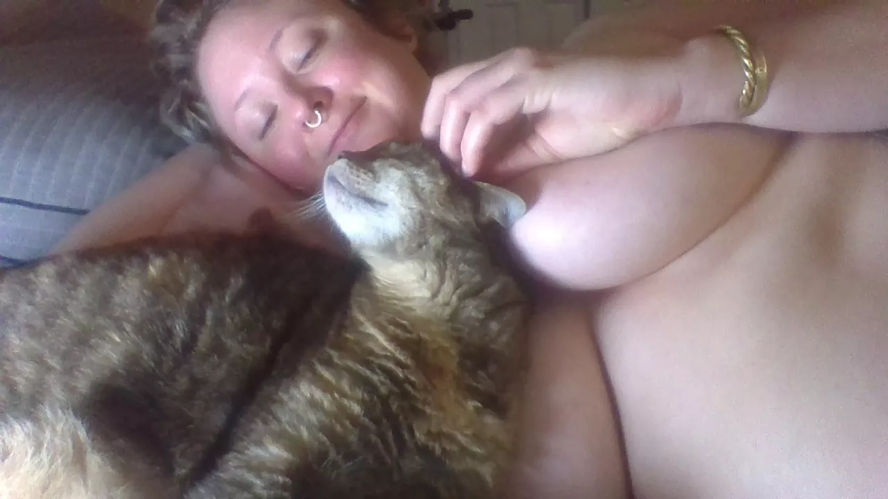 waking up tits out with my kitty <3 yuv her