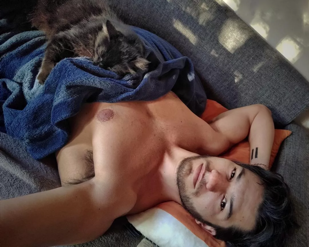 waking up with my cat😍