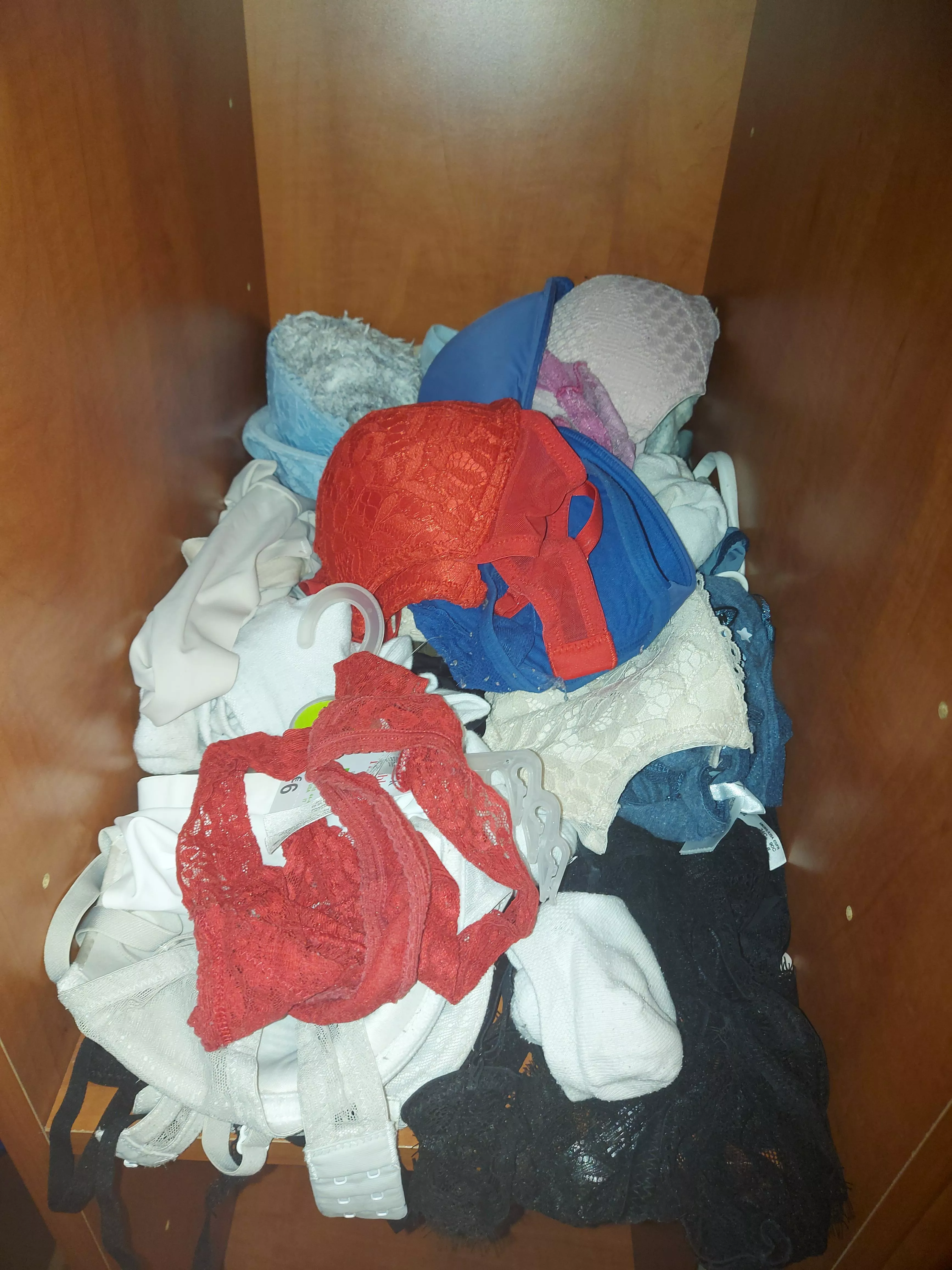 Wanking off into my sexy slut roomate's panty drawer now. Dm me if you wanna join.