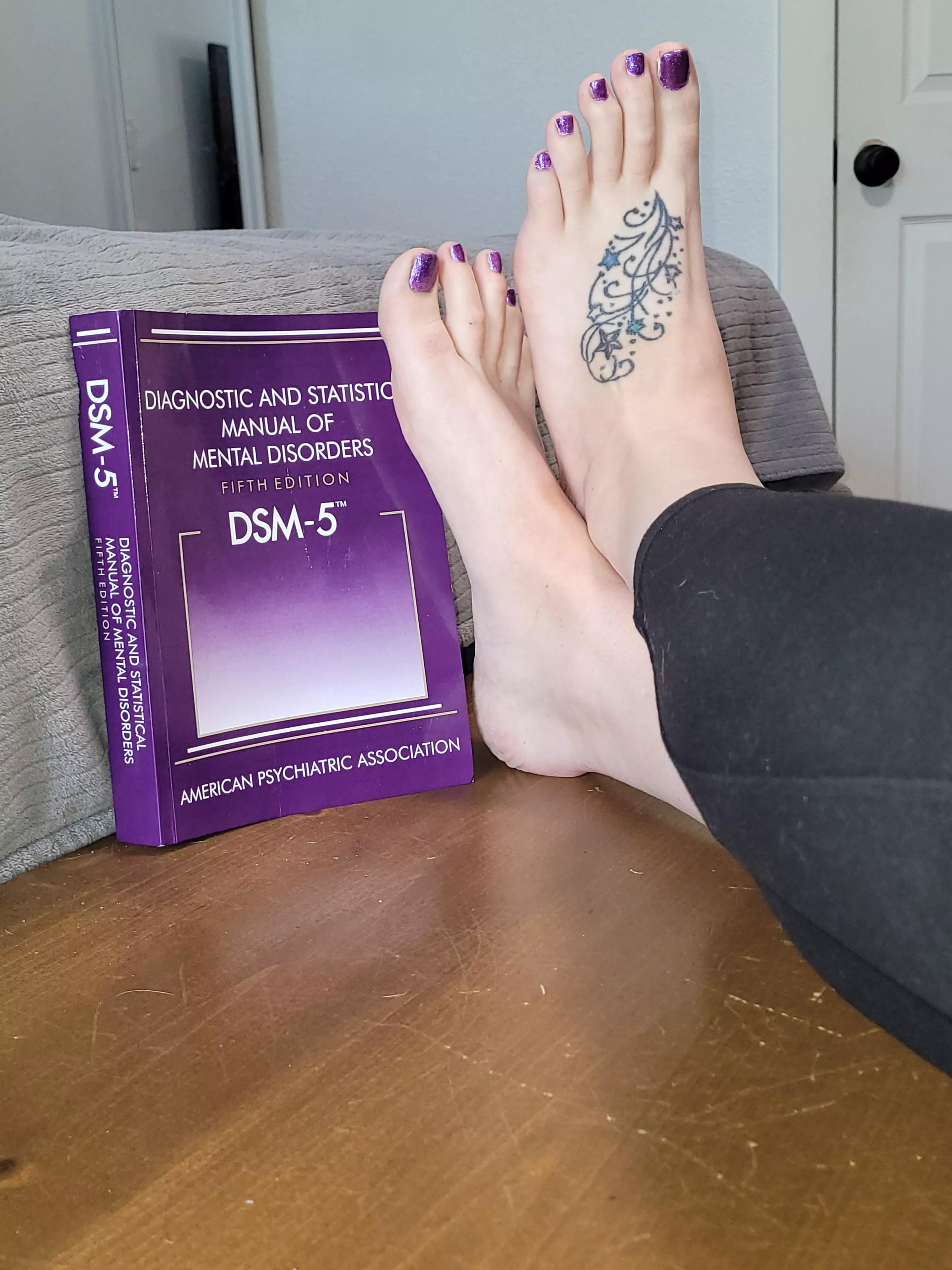 Wanna come lick my super long feet while I study? who knows ðŸ¤·â€â™€ï¸ maybe I can diagnose you ðŸ˜ˆðŸ˜‰