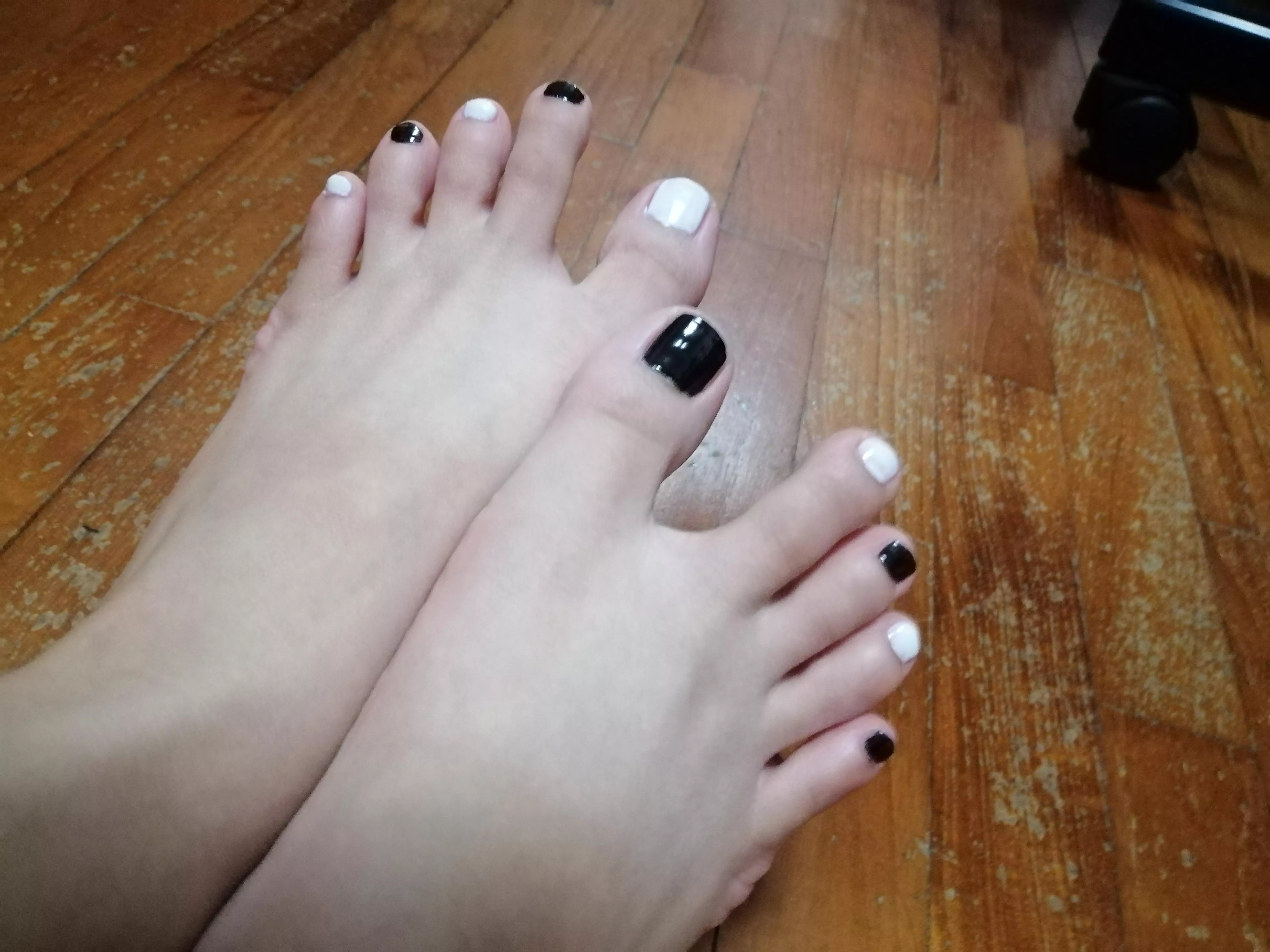 Wanna see me paint my toe nails?Link in comments!