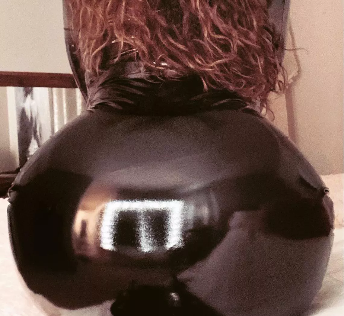 Wanna touch the hiney ðŸ˜œ 41/f