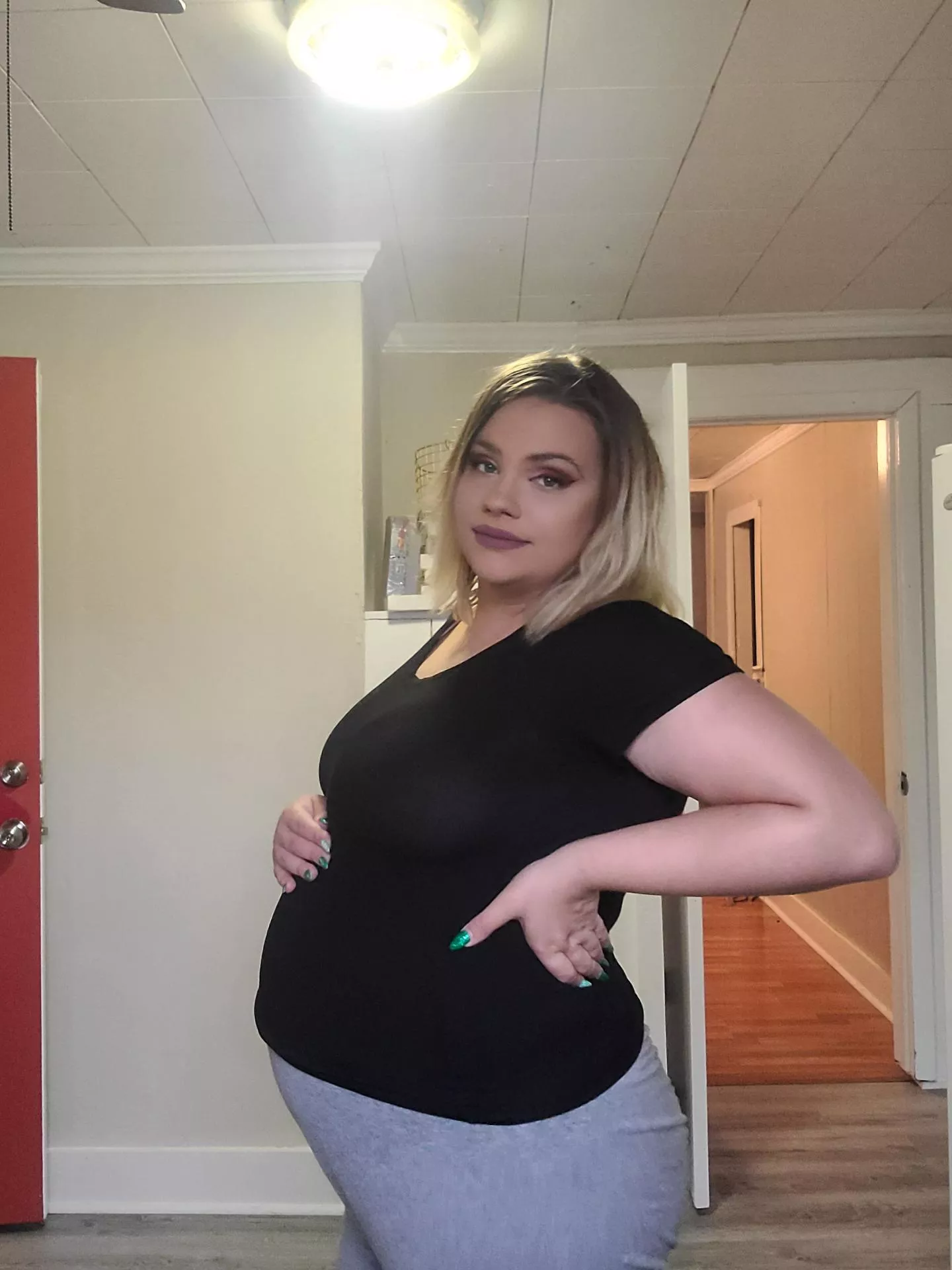 want to see more of my pregnant bump? dm me for prices for my new content $$