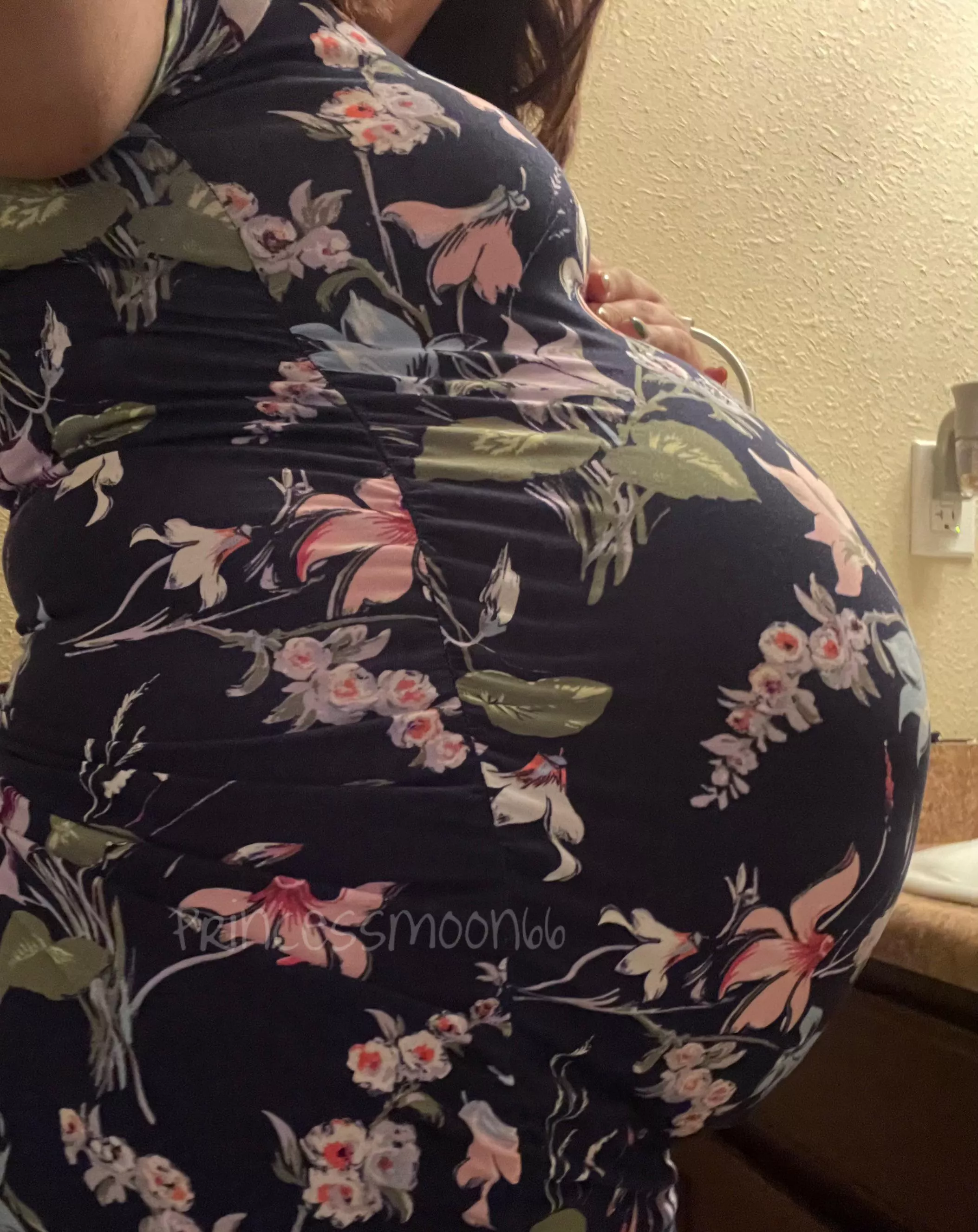 Want to see under my dress? ðŸ¤°ðŸ»