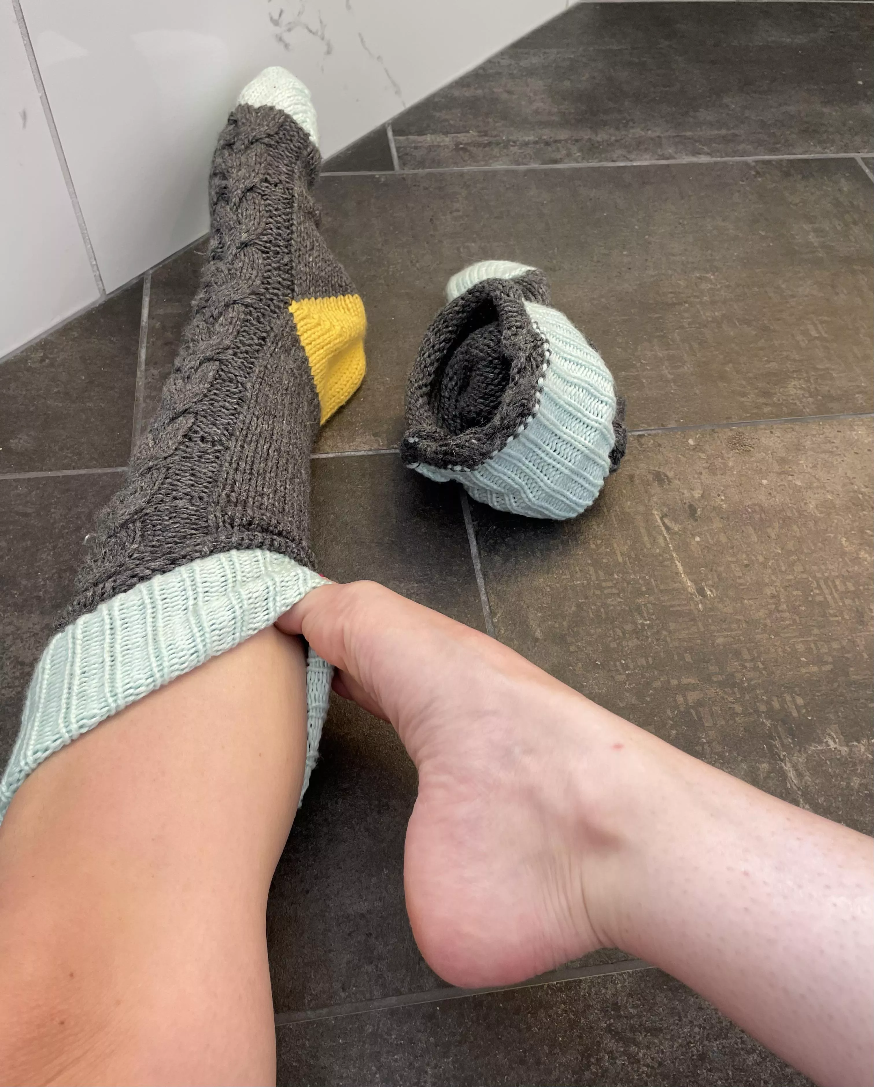 Watch me slowly take my socks off only using my sexy toes …