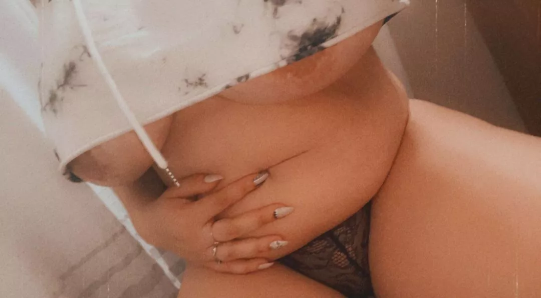 What did you see first my nails or underboob?