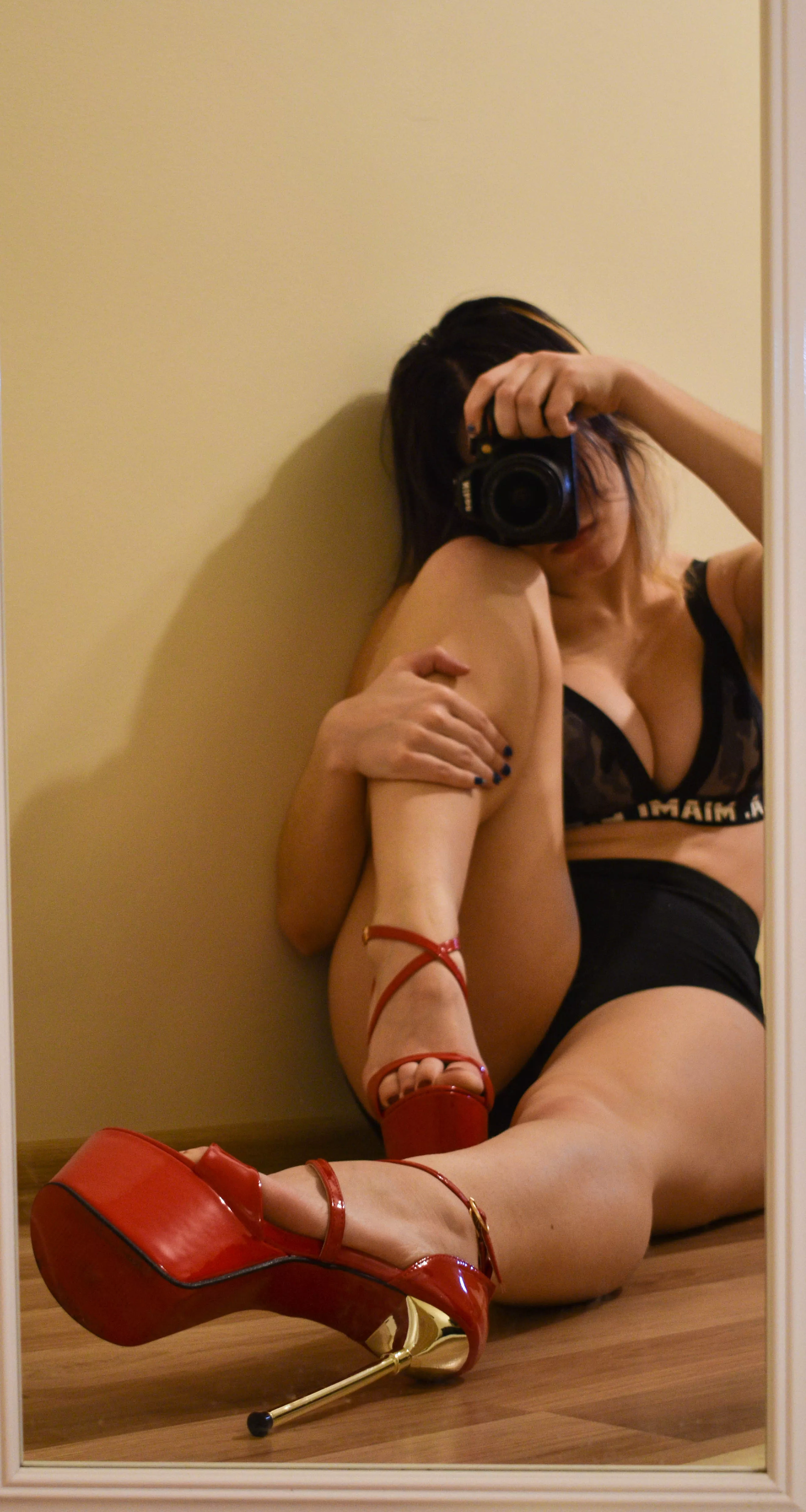 What do you think of my foot in these heels babe?