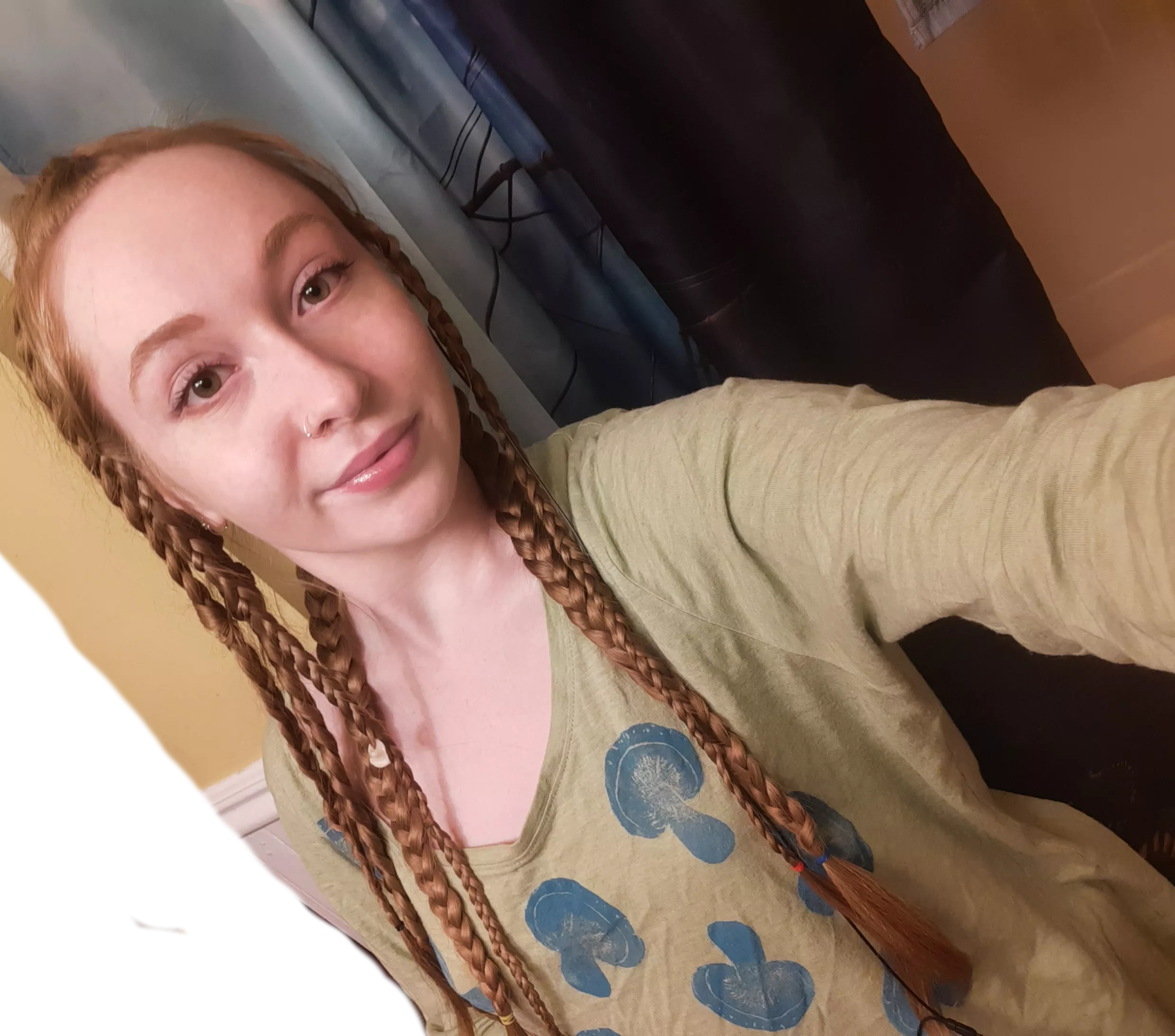 What do you think of the braids? (And yes thank you i did crop the dirty laundry) Visit my profile for more!💚