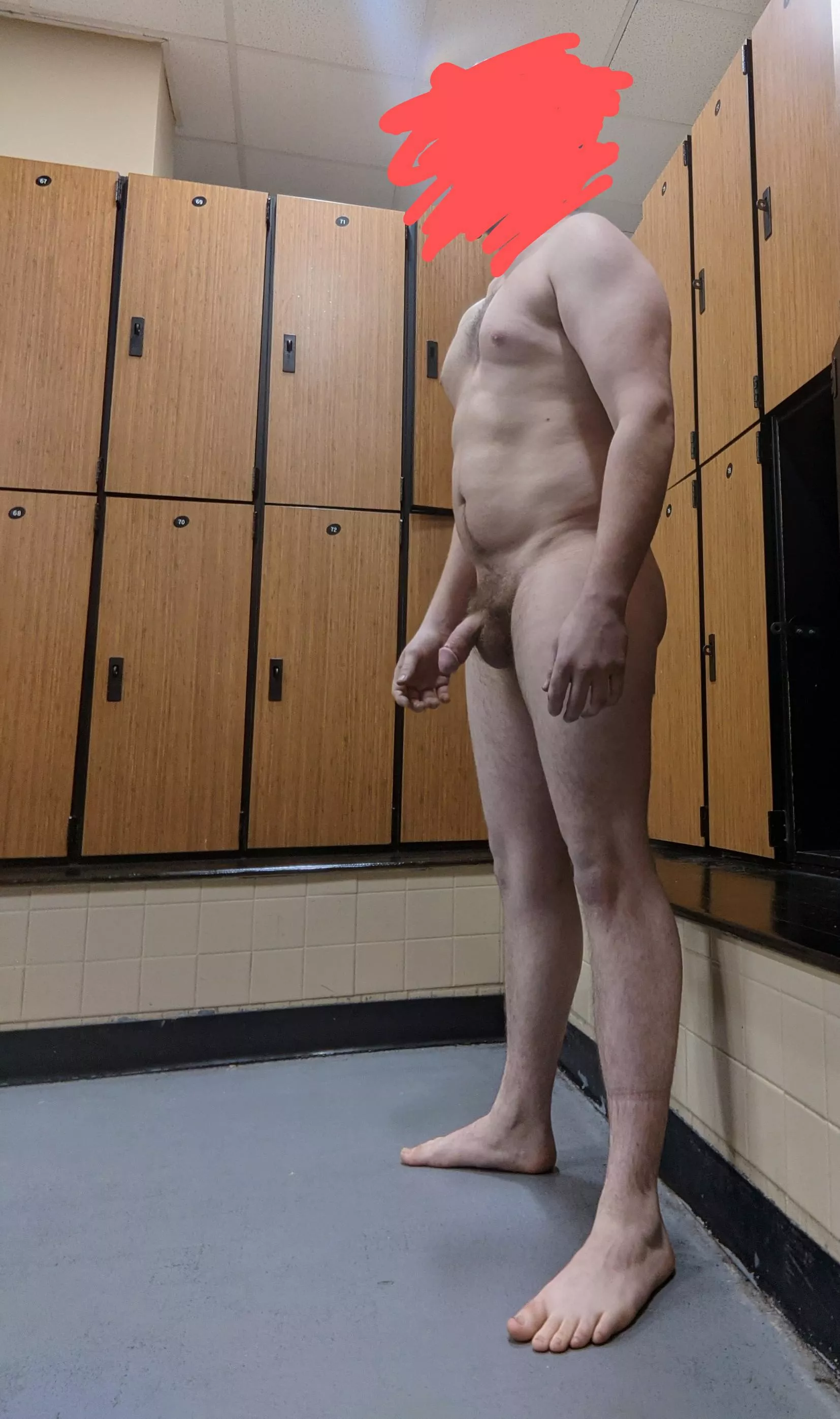 What would you do if you saw me naked like this in the lockeroom? DMs always open 😈 (21)(M)