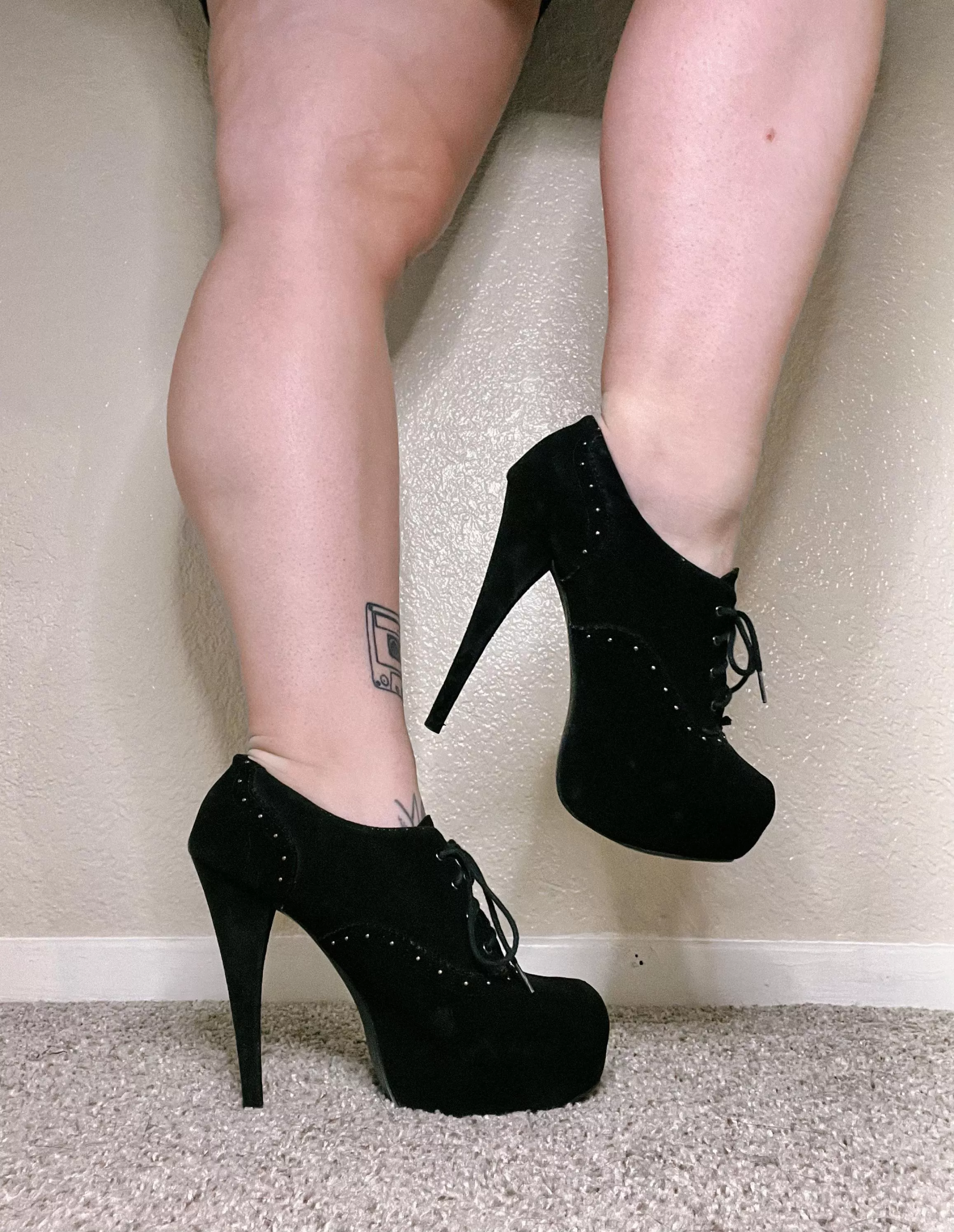 What would your reaction be to me walking into our first date in these heels? 💦🫢