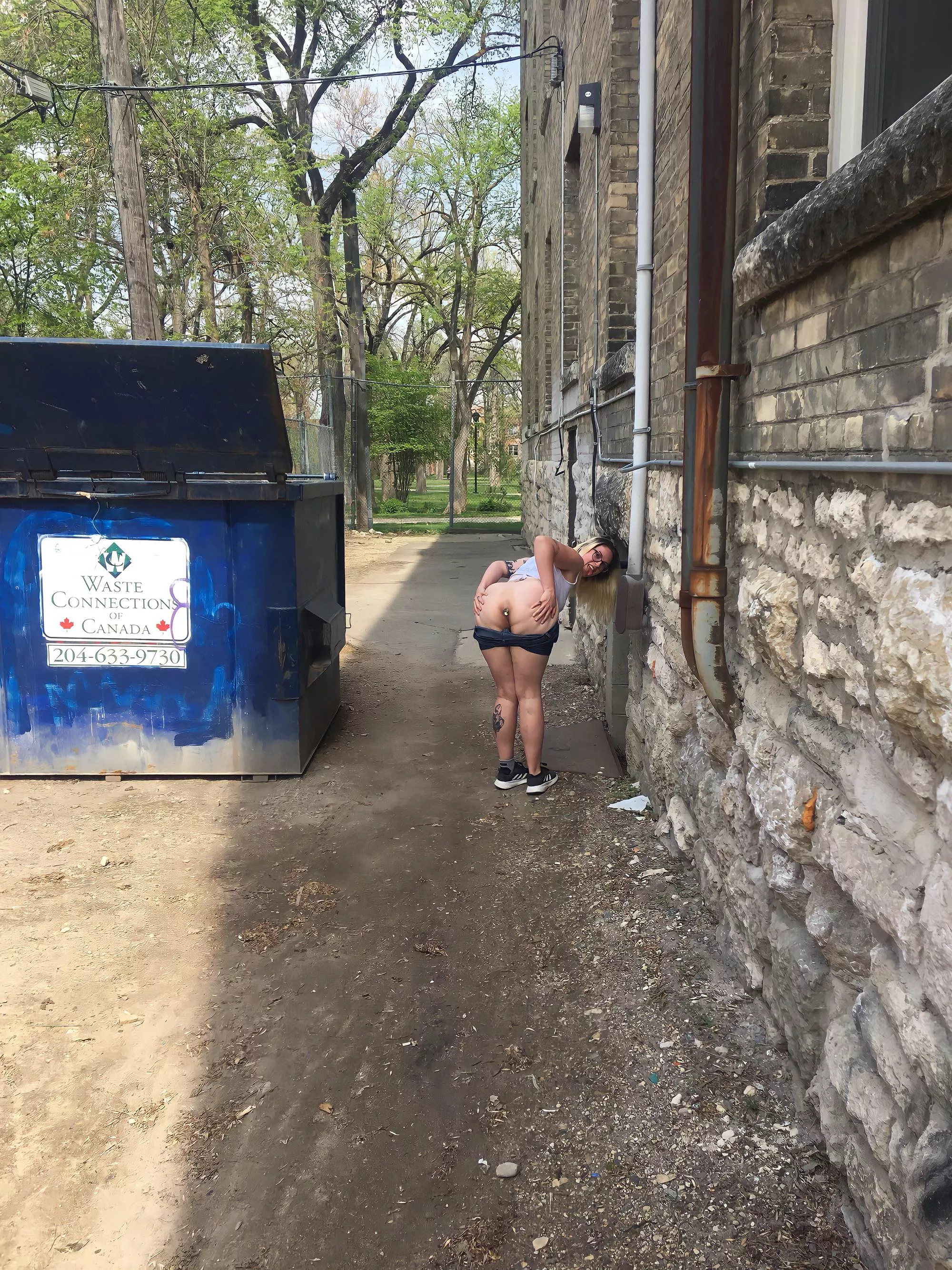 Which trash can do you think smells worse?