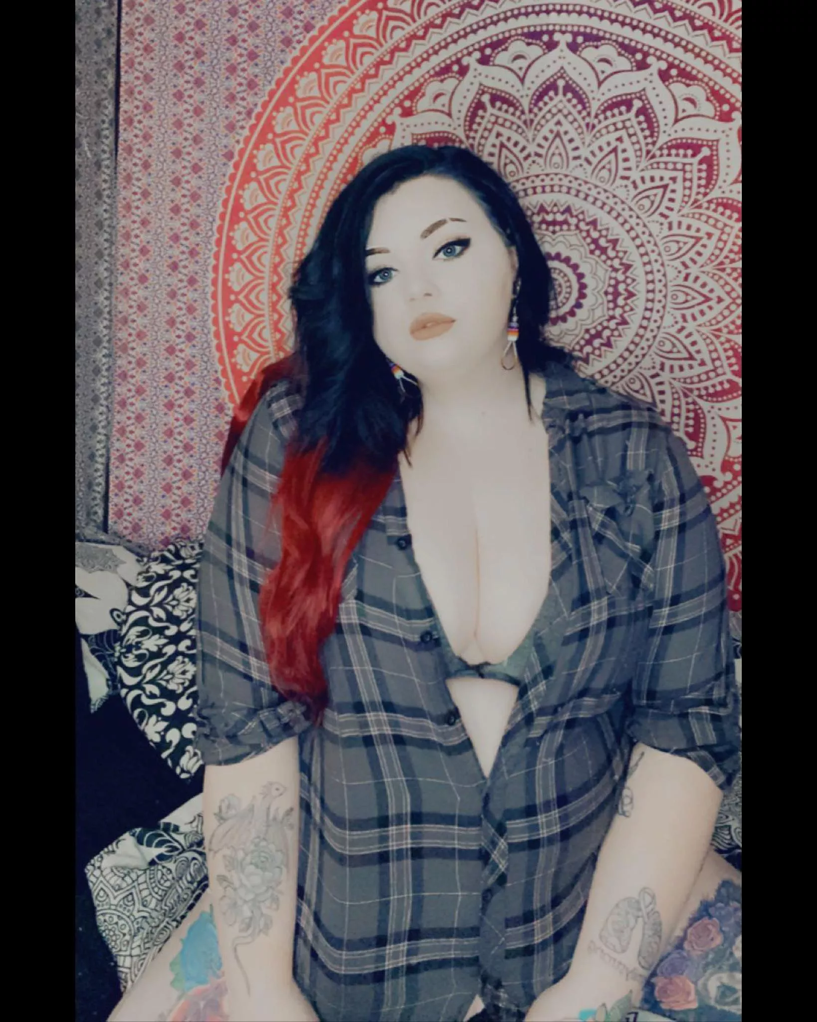 who doesnâ€™t love a nice flannel ðŸ¤«ðŸ˜˜ (check my page links ðŸ˜˜)