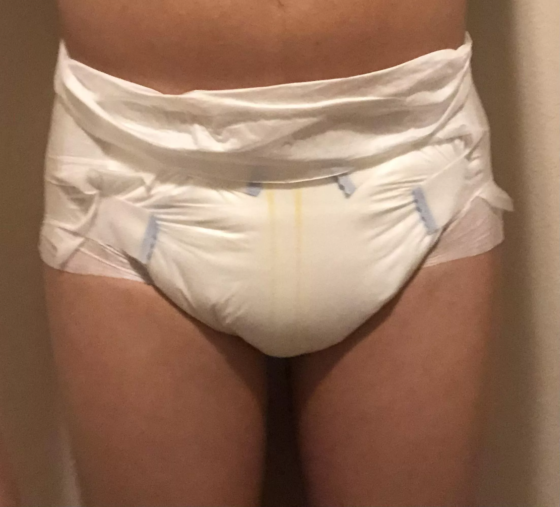 Who else likes to tie their diapers tightly? I like it.