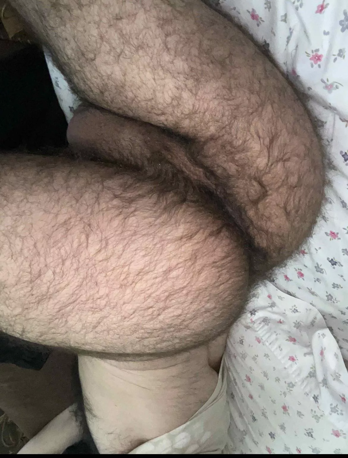 Who enjoys straight hairy dudes?