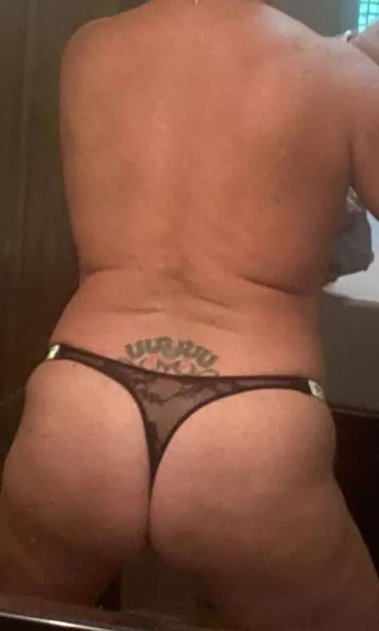 Who likes a strong GILF ass?