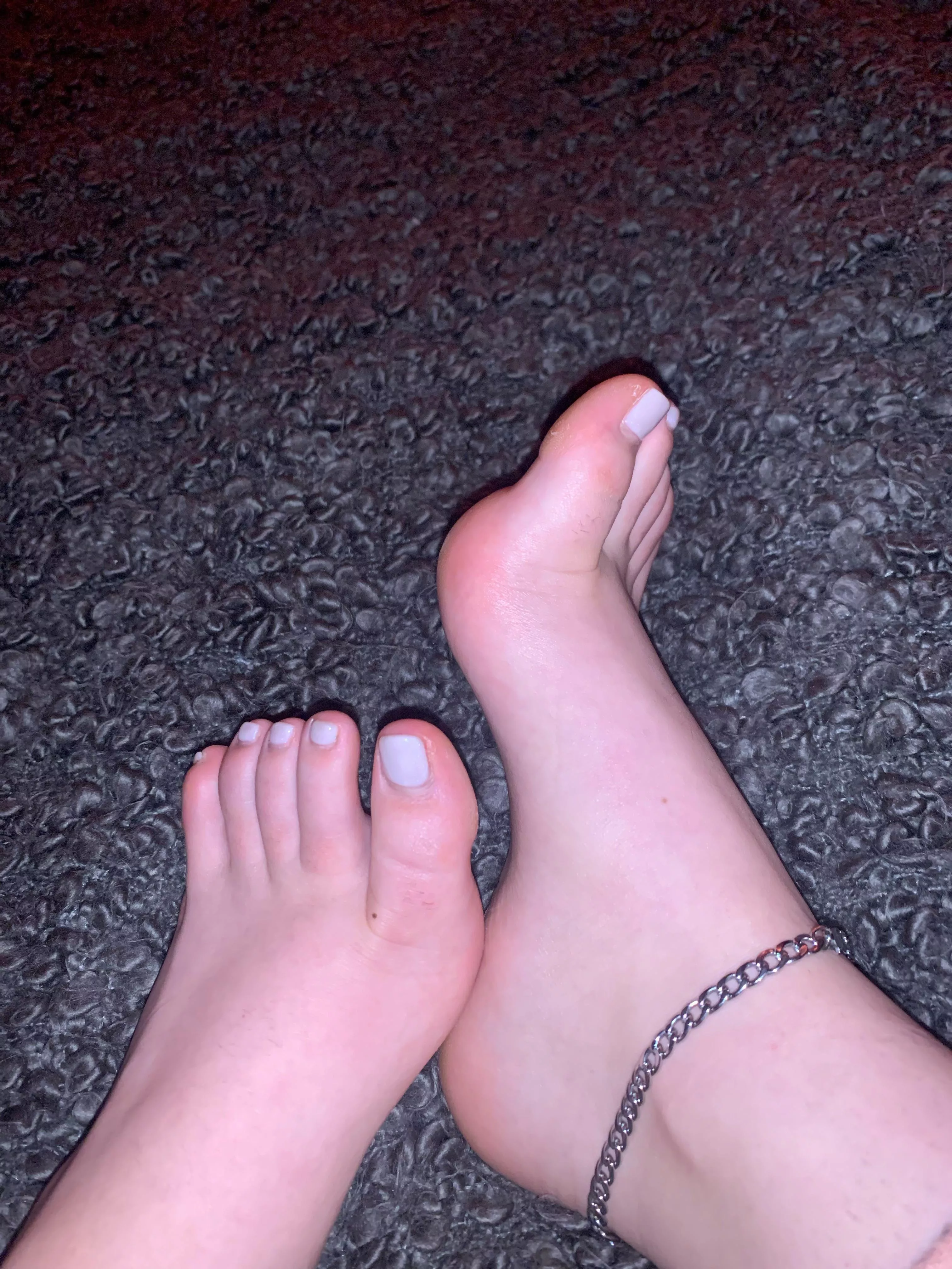 who likes my pretty little feet?