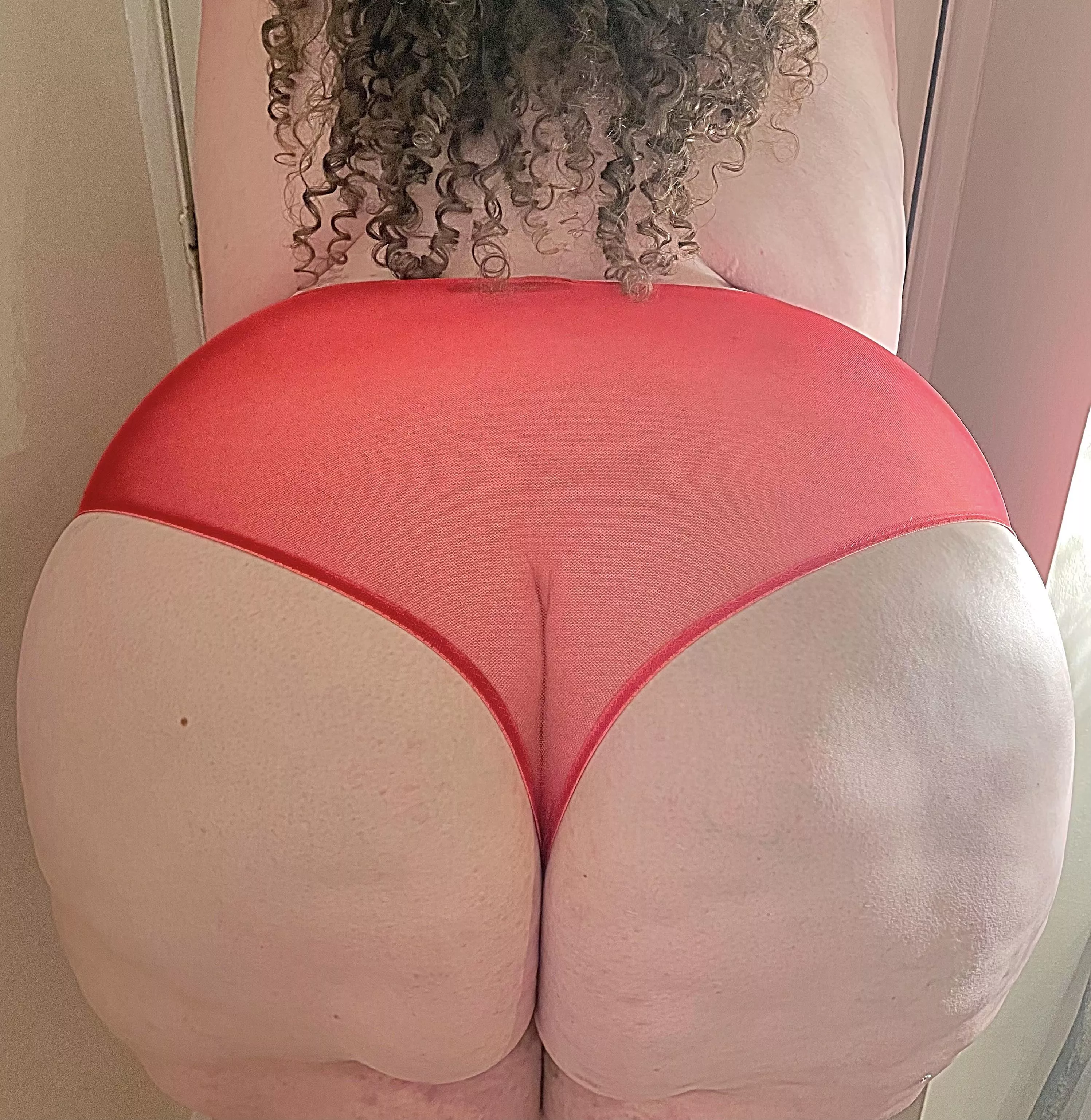 Who likes my very plump ass!? ðŸ‘