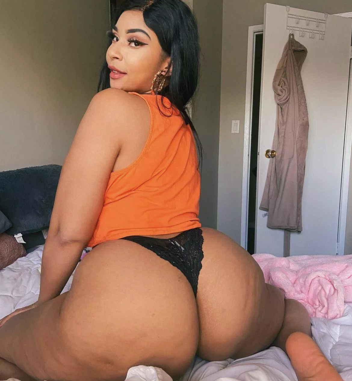 who likes thick lightskin girls? Come sub and worship my ass 🍑 dick ratings, JOI, twerking queen, b/g content (link in bio 💕)