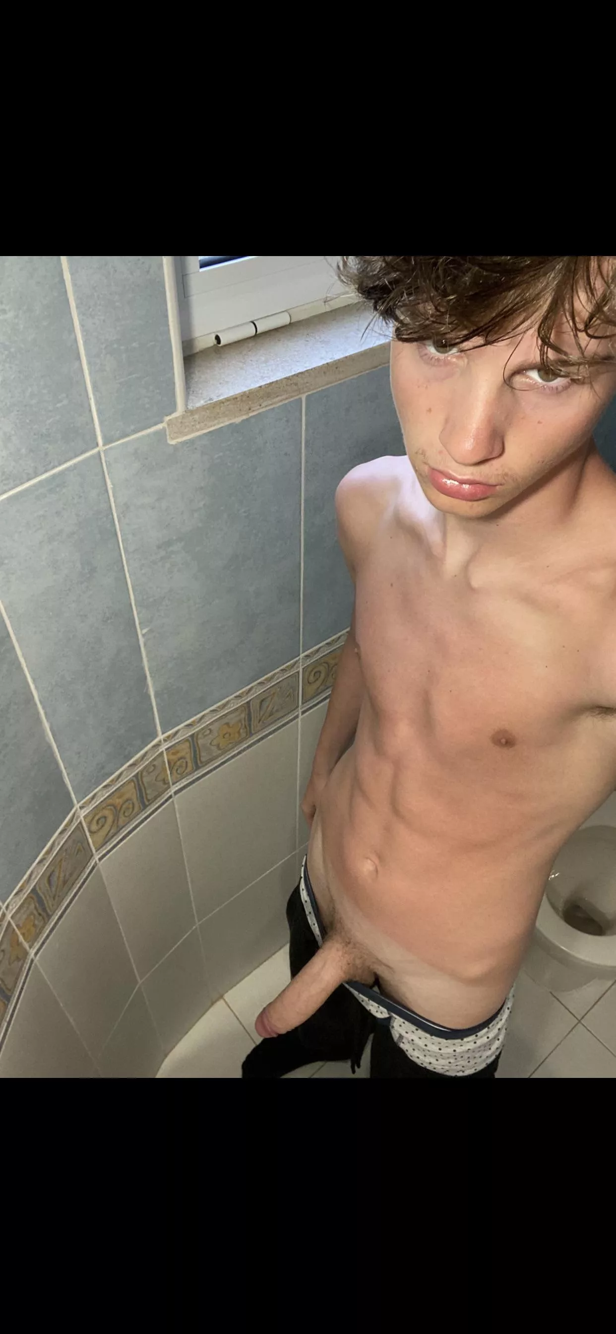 who likes this twink?