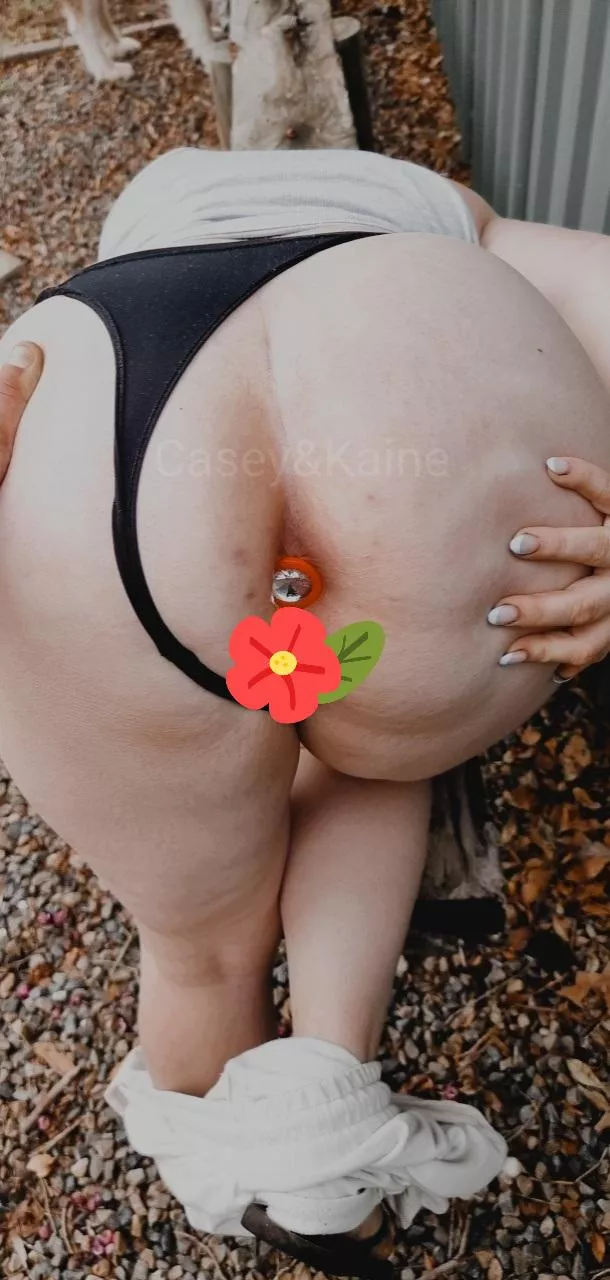 who wants my wife's ass she makes yard work fun