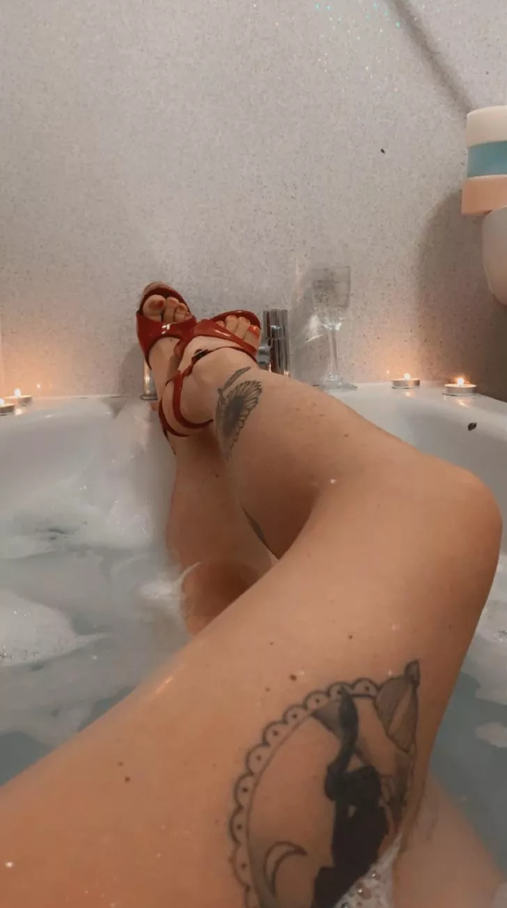 Who wants to cum join me and worship my feet ???