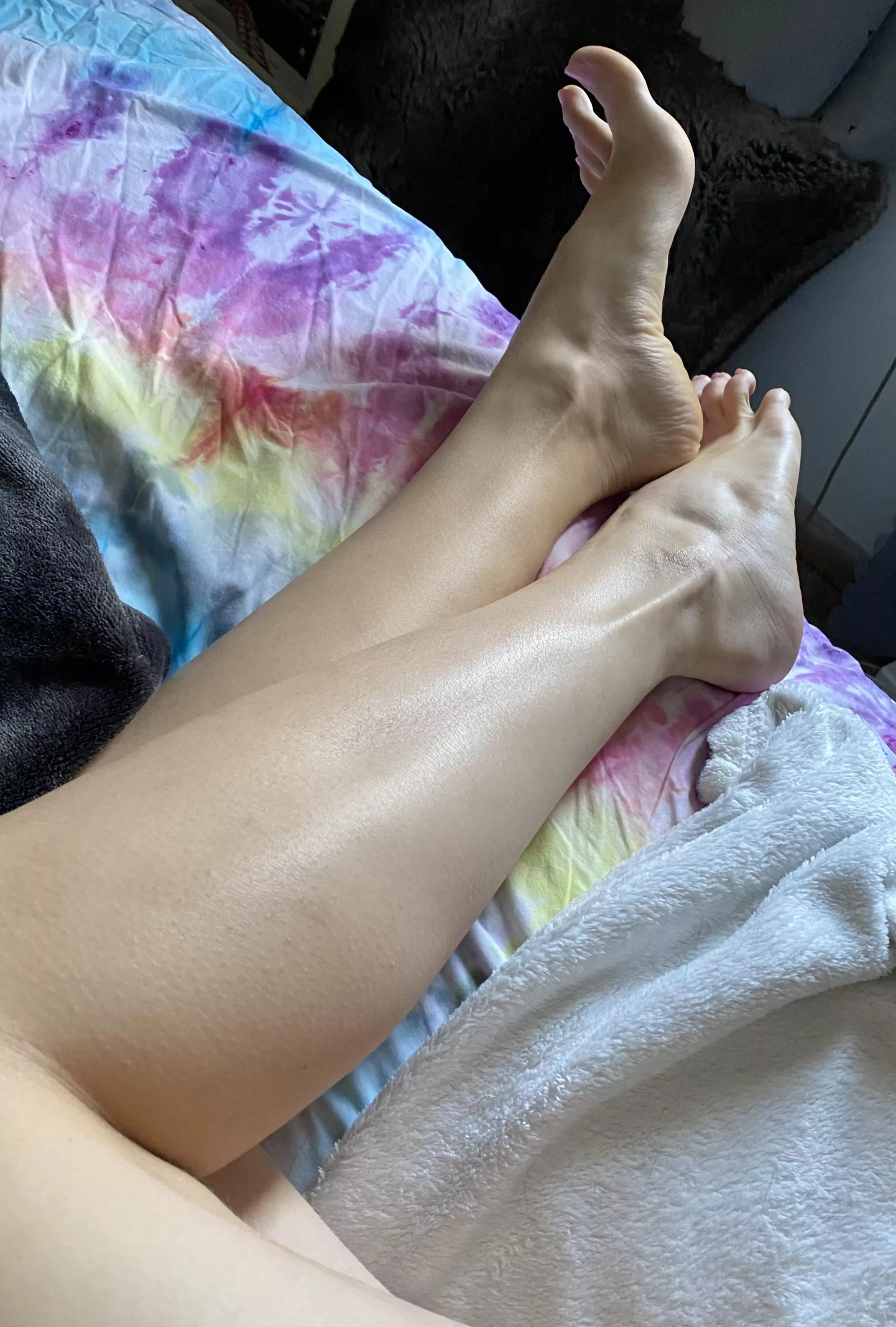 Who wants to lick from my thighs to my toes ðŸ‘…