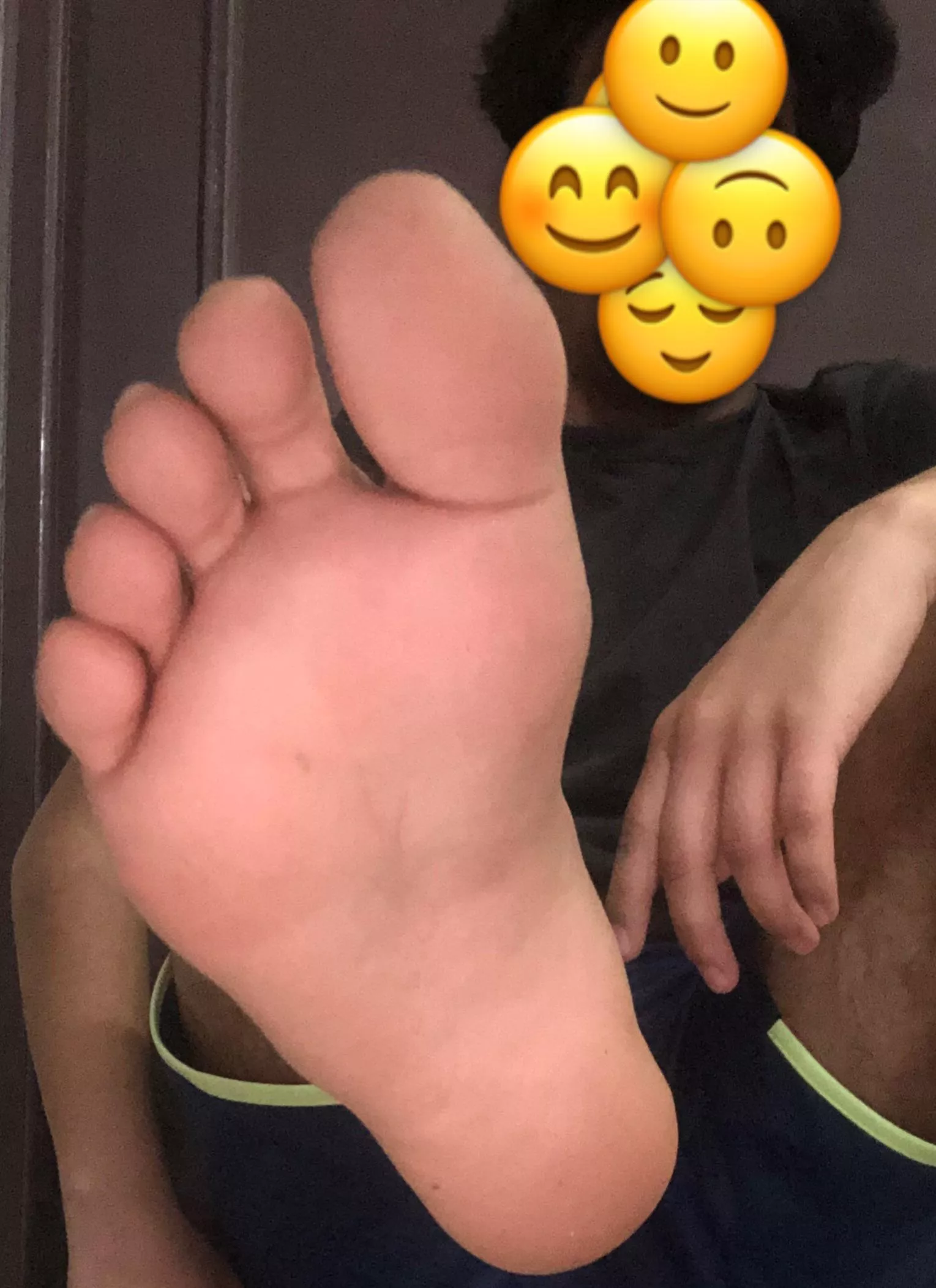 Who wants to lick my feet? Any sugar daddies ?