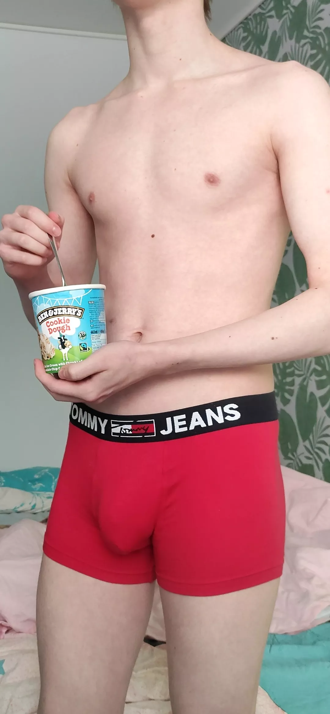 Who wants to lick some icecream off my body😈😜