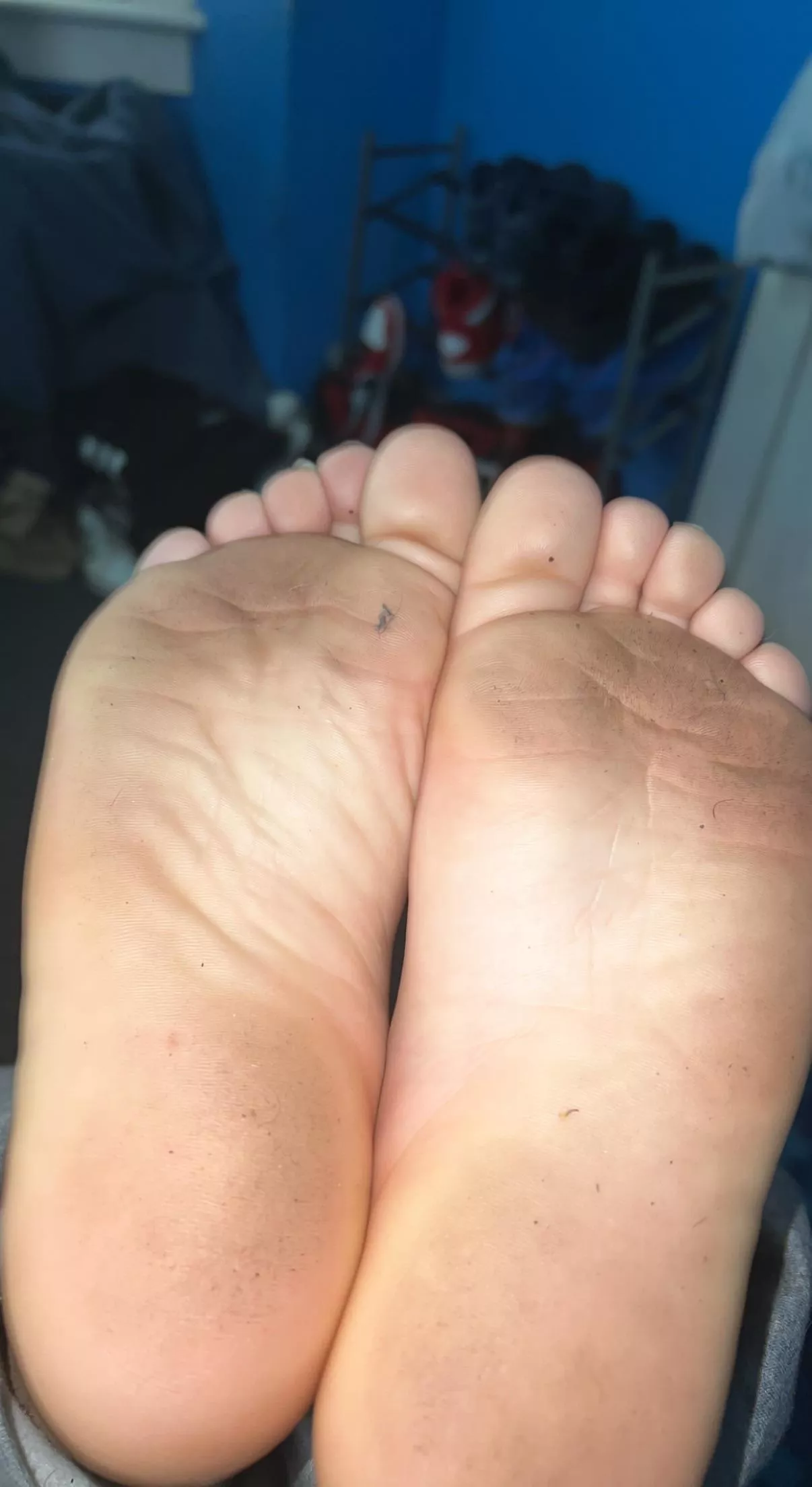 Who wants to lick these dirty feet and cum on them? If u in new jersey I’ll let you ;)