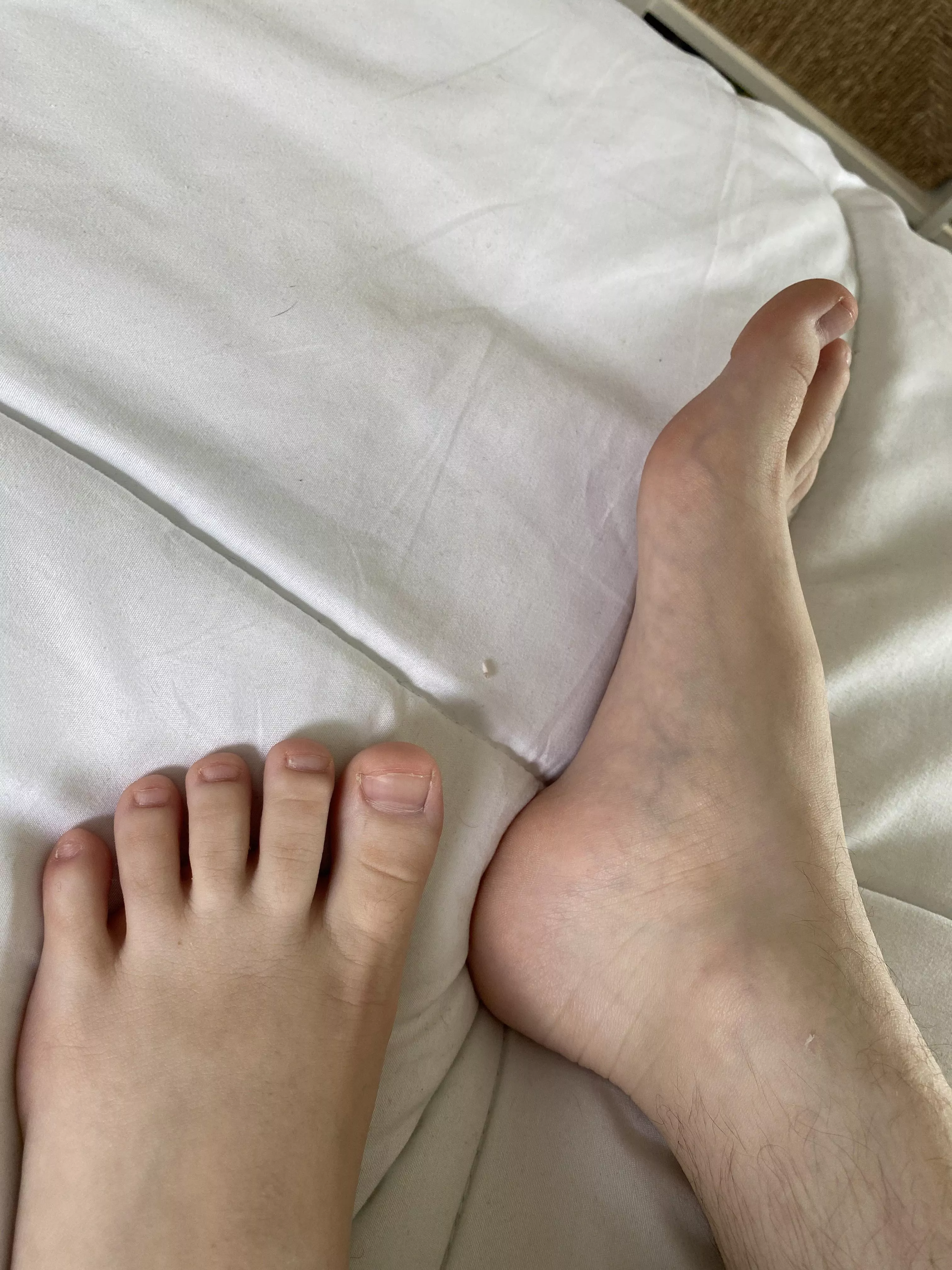 Who wants to message me for more pics of my cute tiny feet?