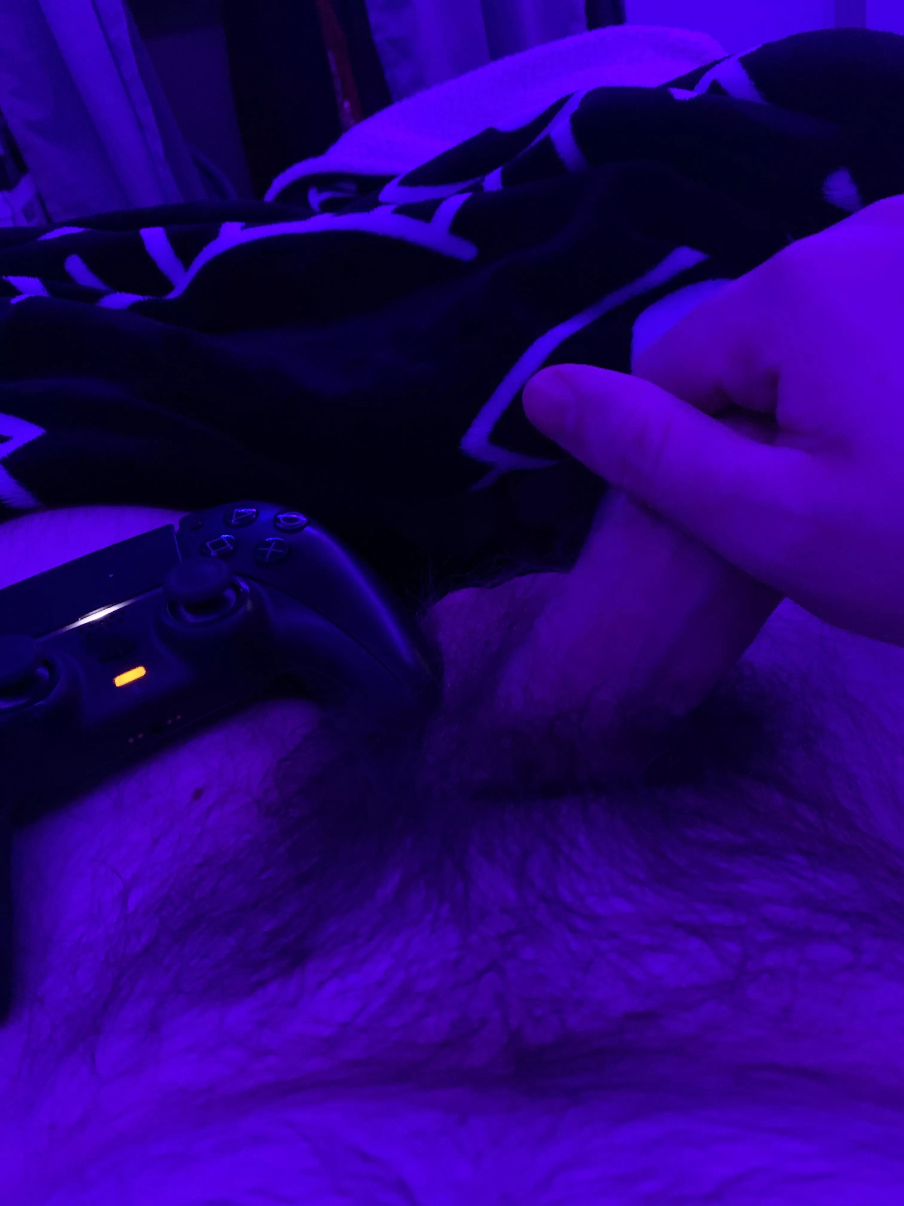 who wants to play something? dms open