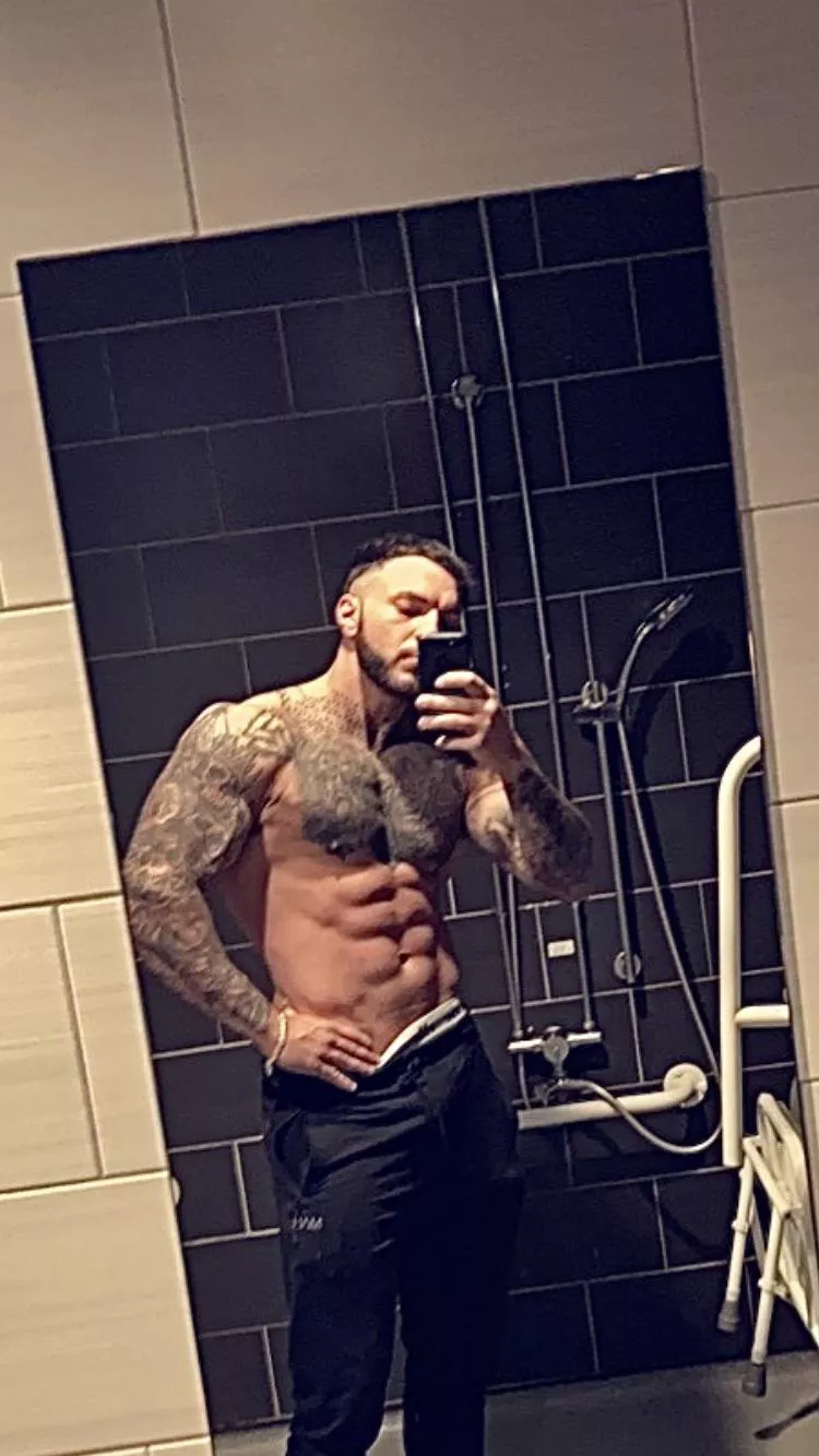 Who wants to see me cum? Tell, muscular and tattooed alpha male Looking for cum slaves to serve their master ;)