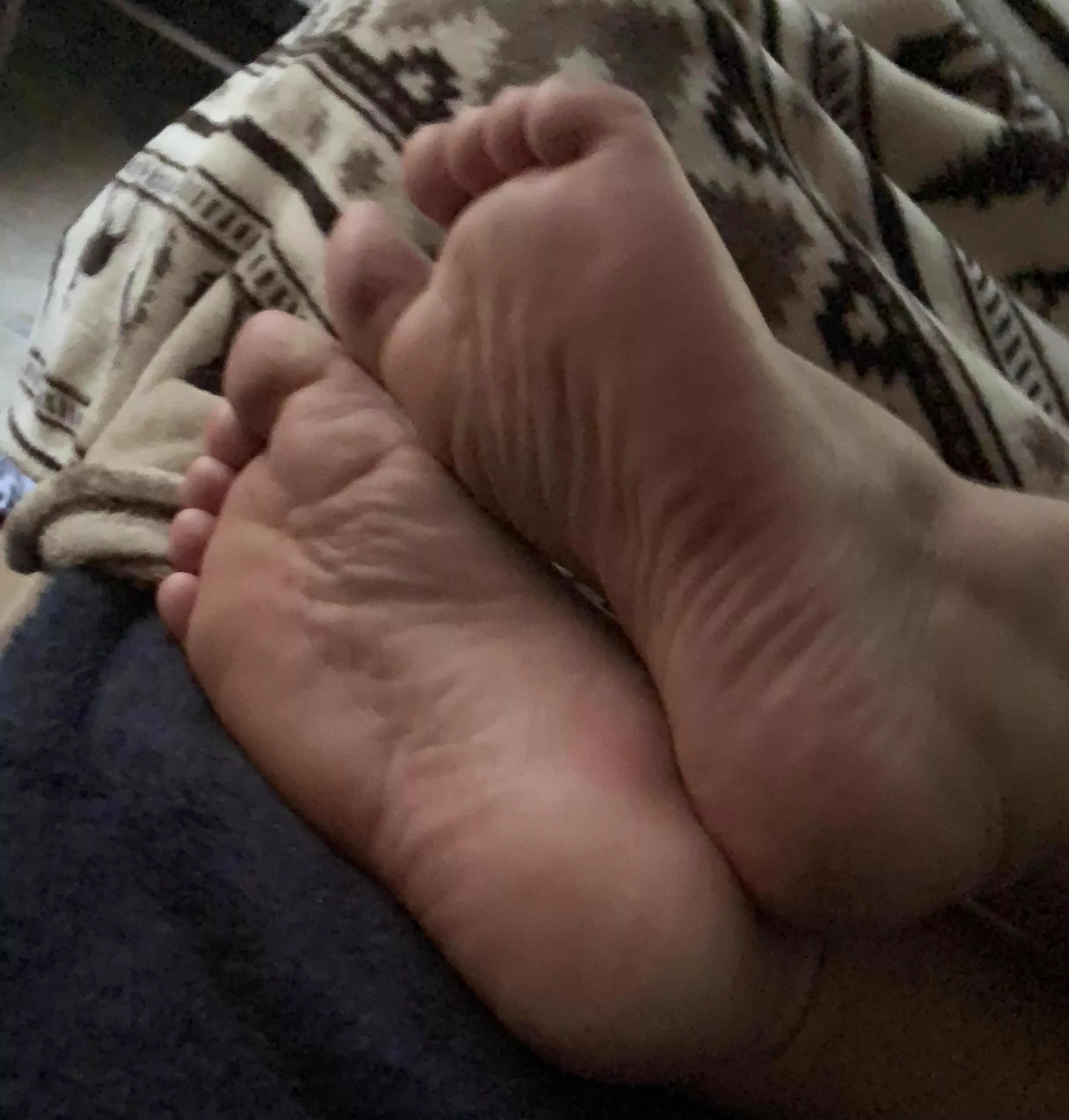 Who wants to worship and fuck my feet?