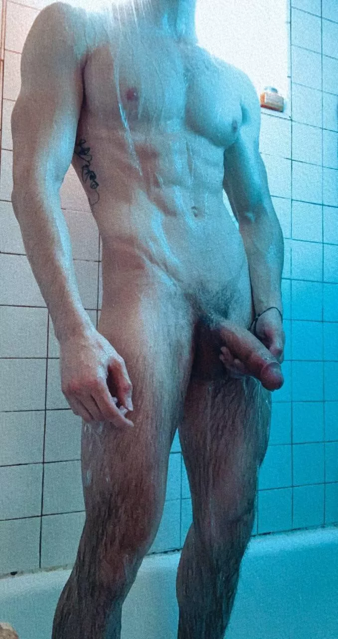 Who would join me showering 🤤 lets get wet together 😈