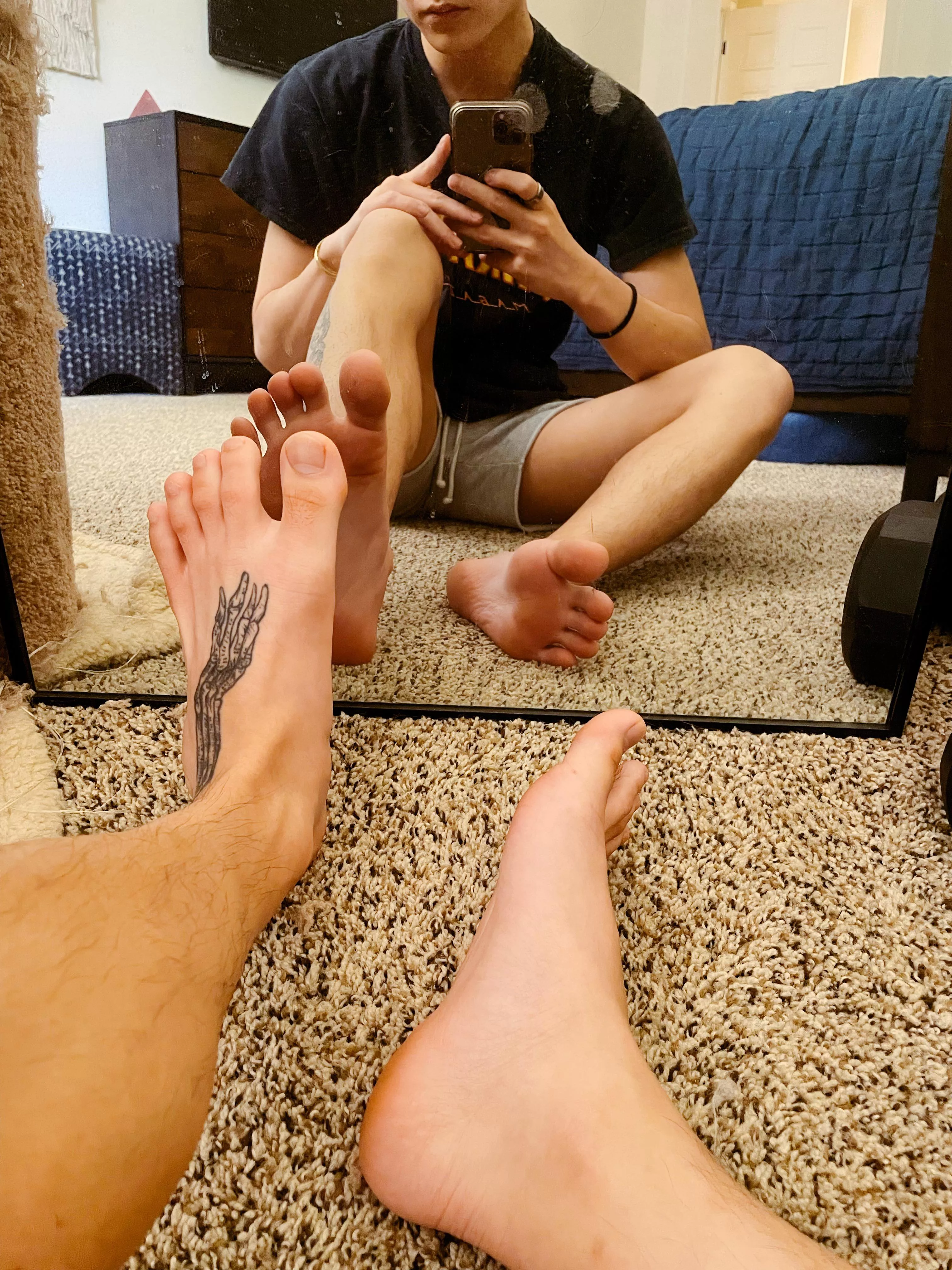 who would worship my feet¿ 21 yo, asian twink.