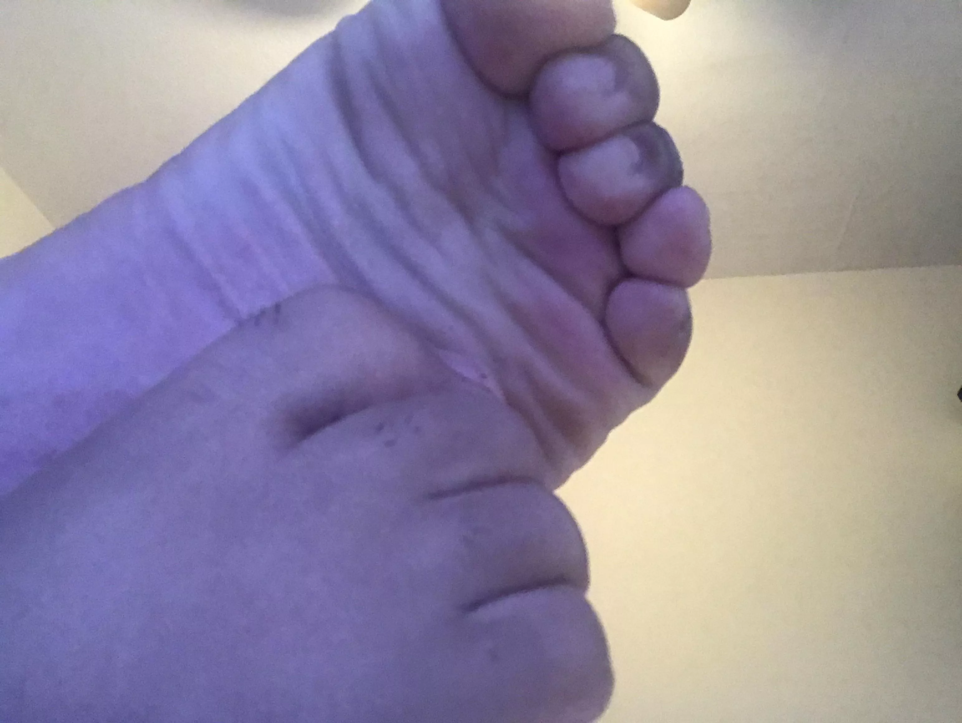 Worship my chubby toes loser!👇🏽