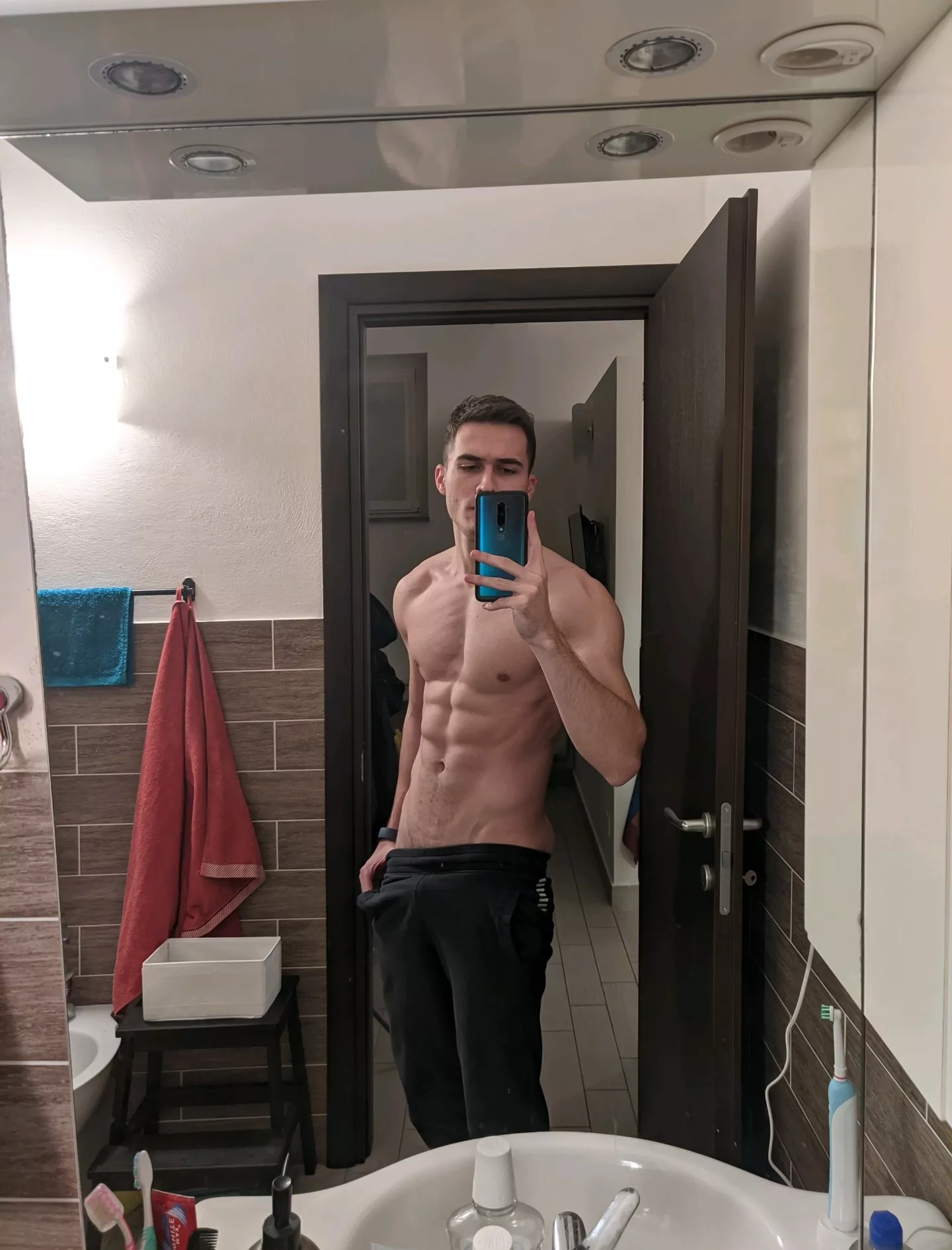 Would I grab your attention at the gym? 24 [m]