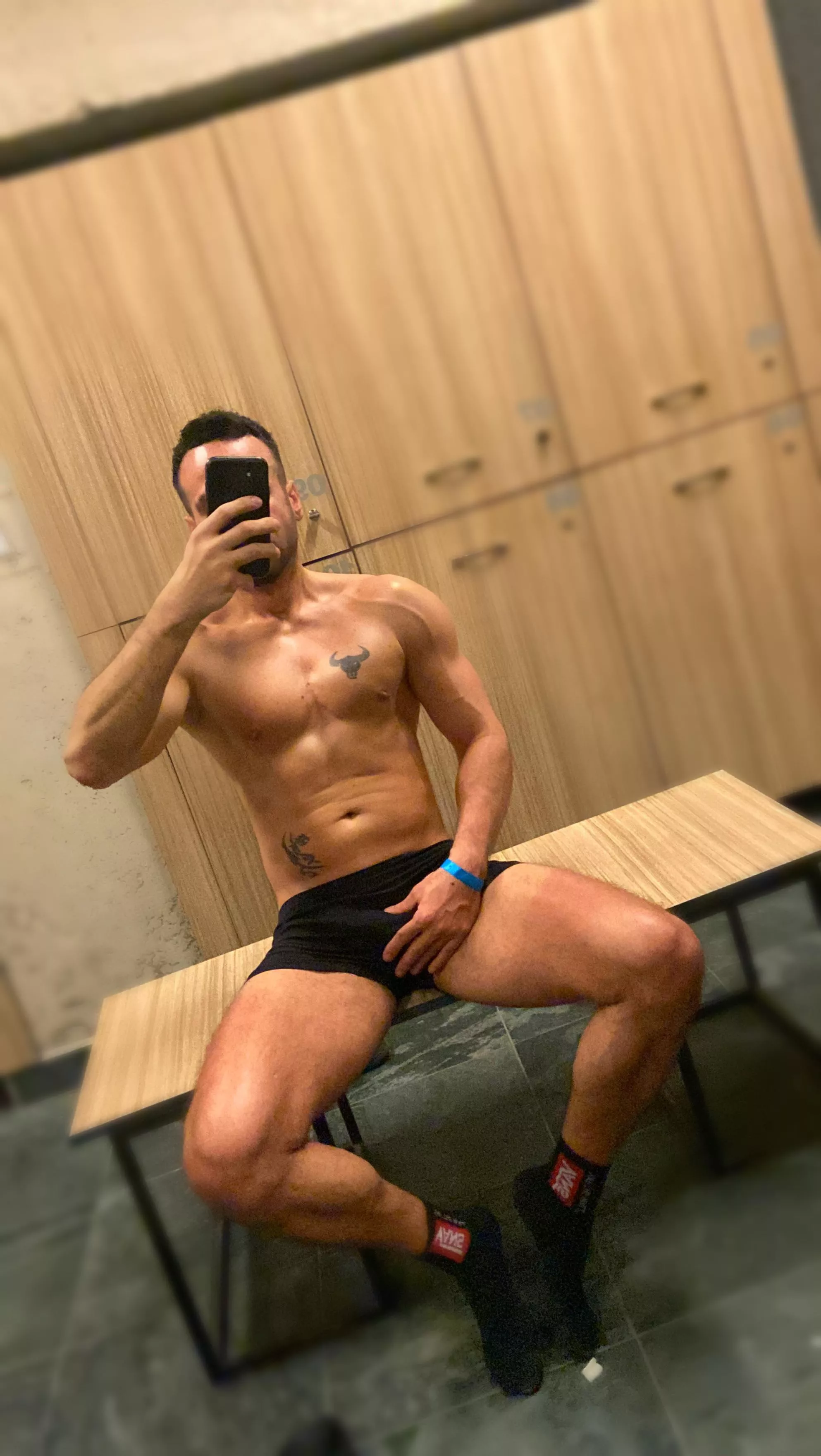 Would u help me in locker room🔥😈