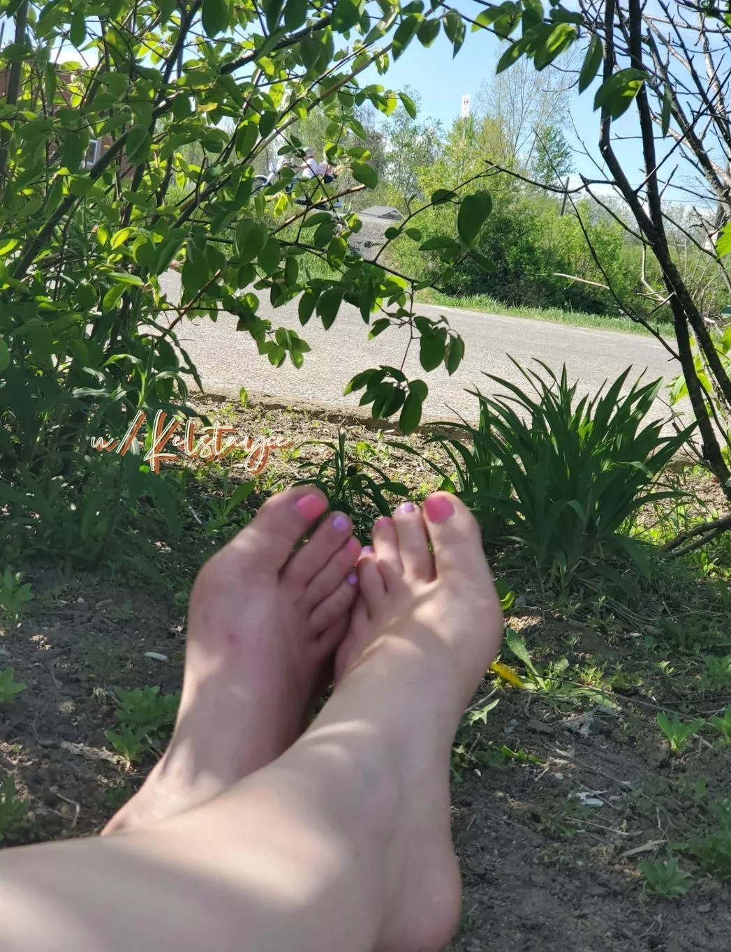 would you be able to see my feet from the road?