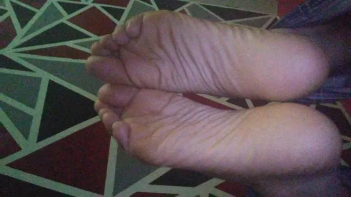 would you cover my feet in cum?