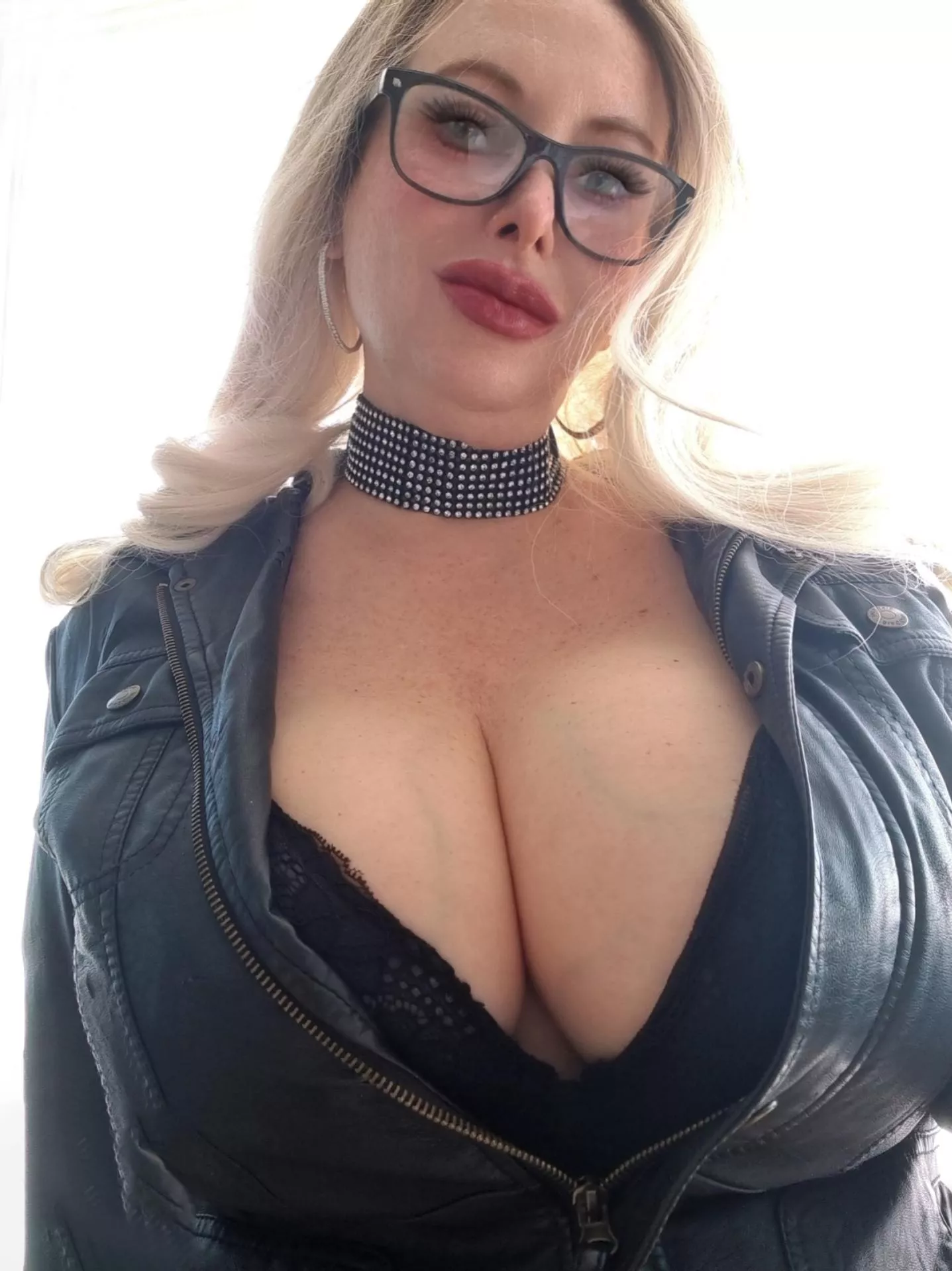 Would you date a nerd bimbo?