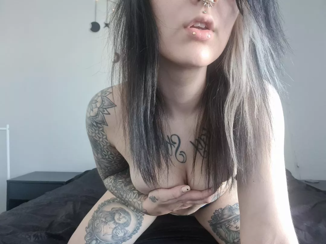 Would you fuck Finnish alt slut 🖤