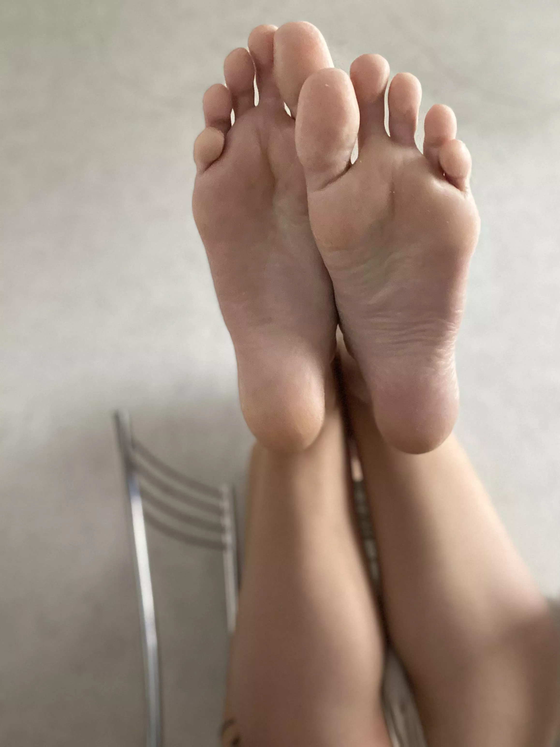 Would you like to lick my feet and suck my toes?