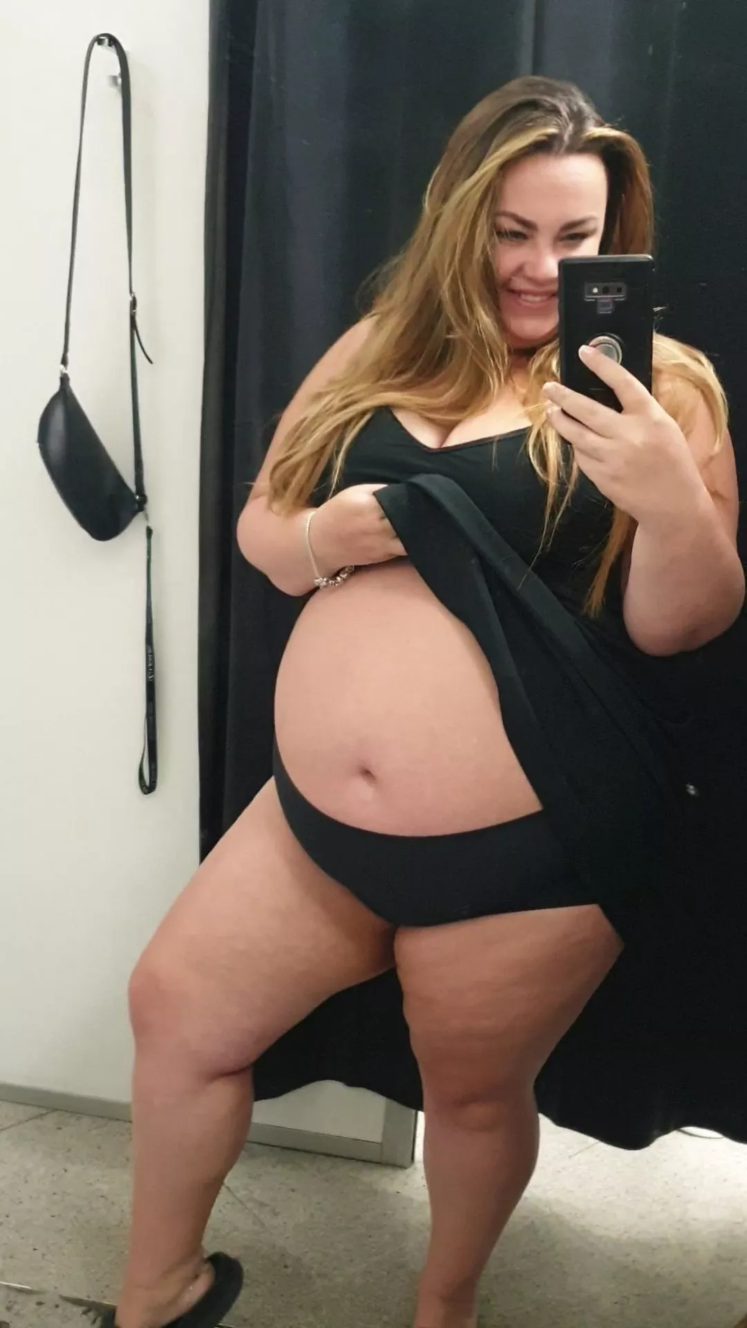 Would you like❤ to see what fat🍓 milf (40)🍑 is doing in the fitting room?😈