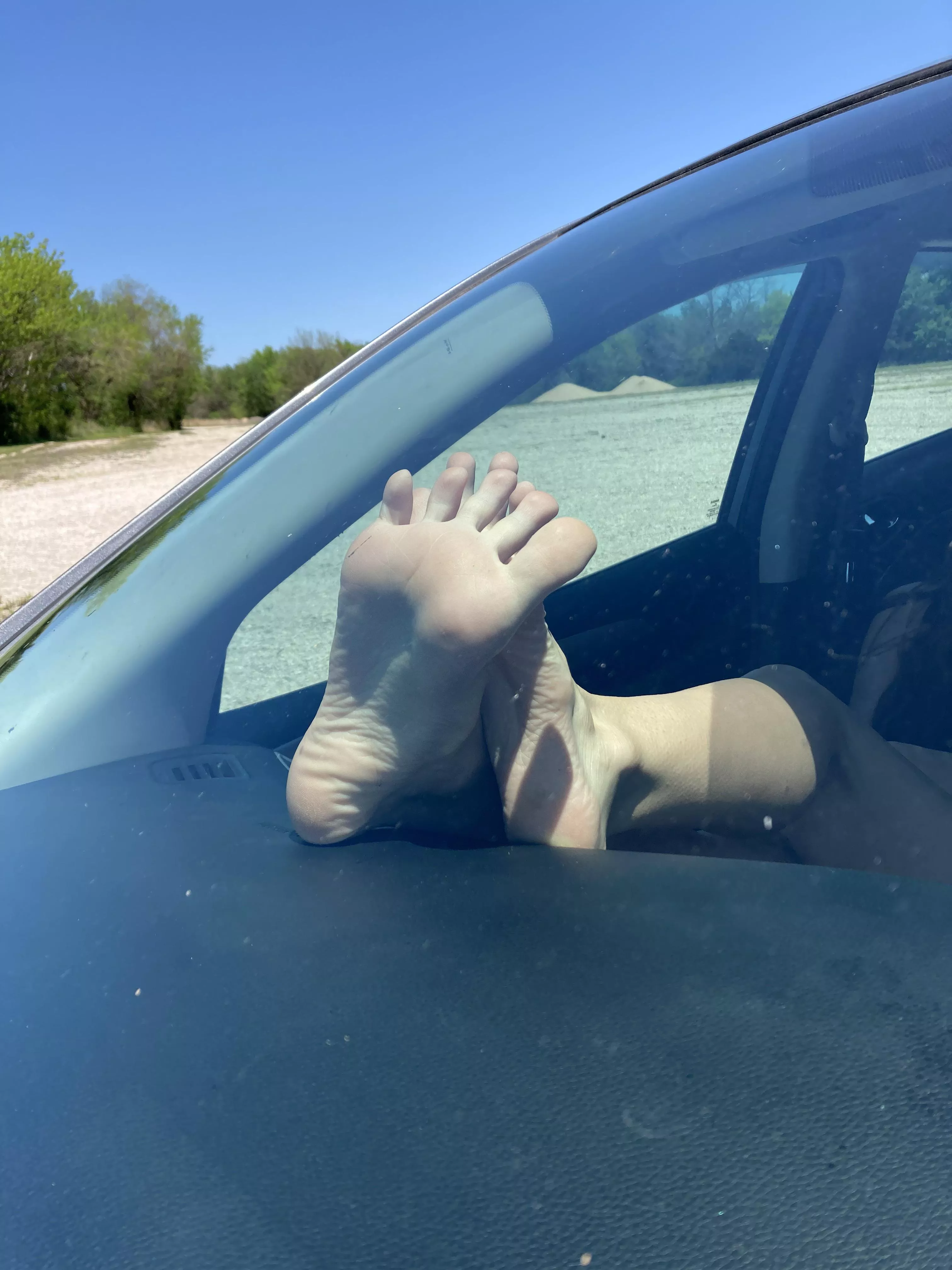 wyd if you see my toes wave at you while youâ€™re driving ðŸ¦¶ðŸ»