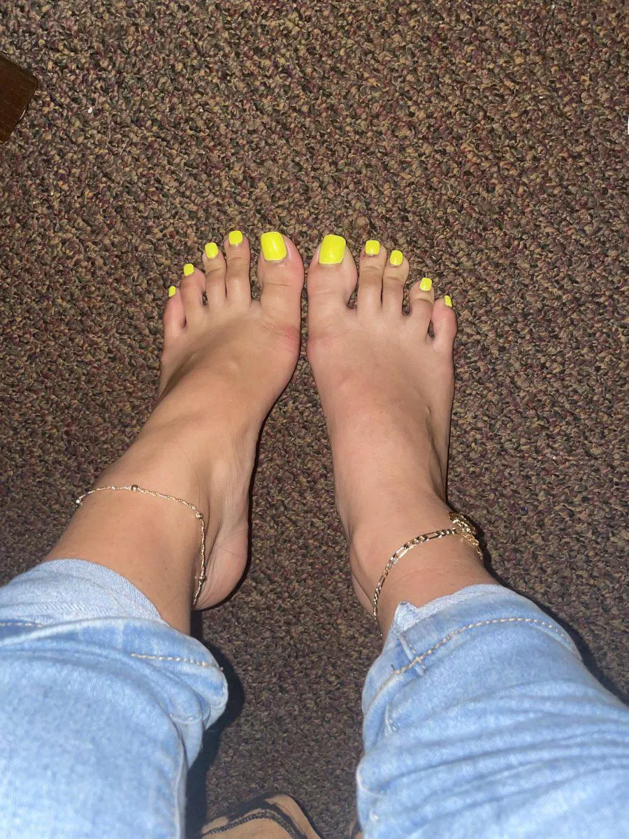 yellow toes