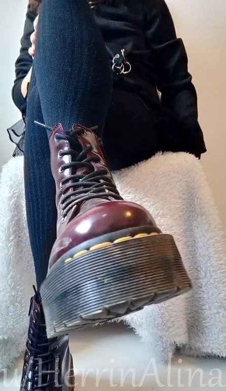 you are my bootcleaner. nothing more. [domme]