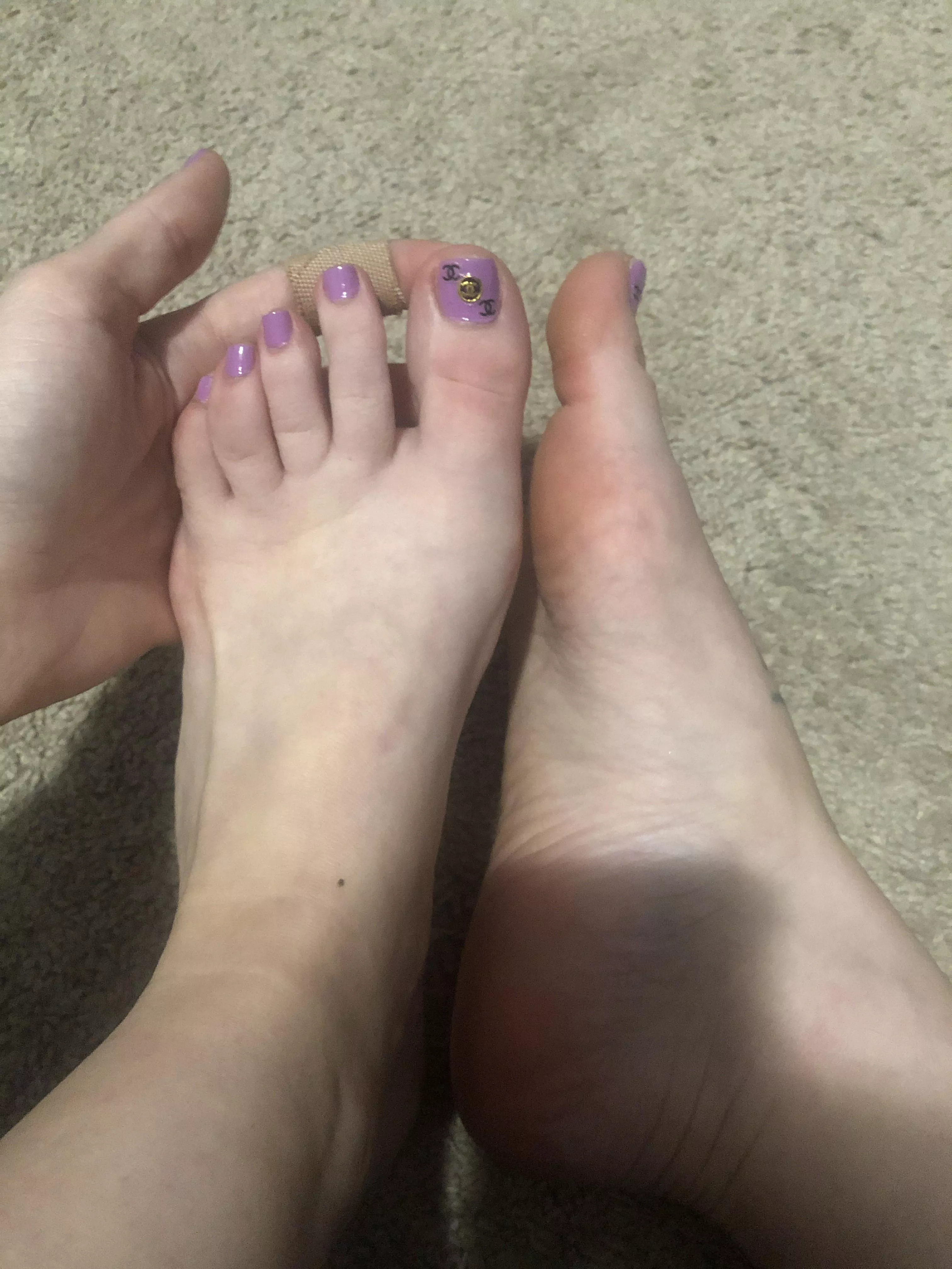 Young sexy feet someone cum suck these toes