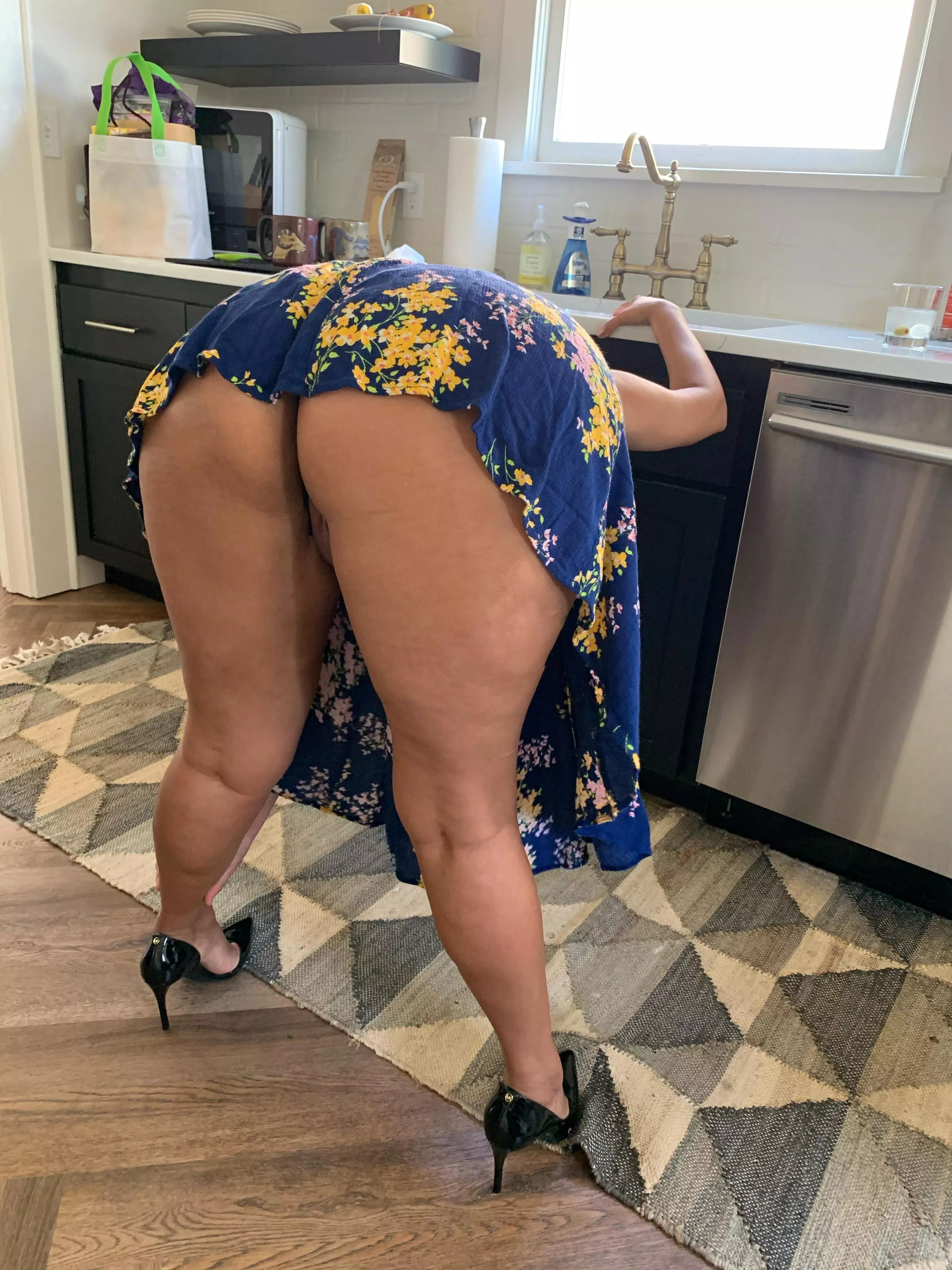 Your mom delivering me her cake 🤤🤤😈😈 ,Dm cucks for rp